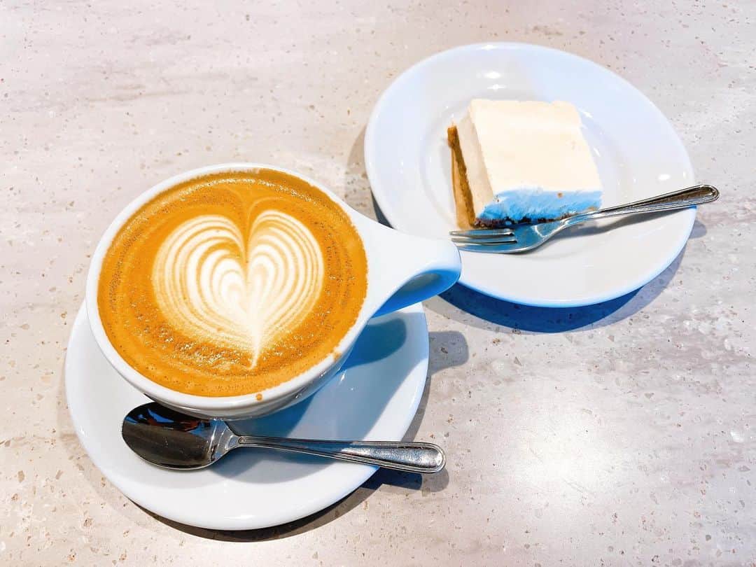 藤本真由のインスタグラム：「大好きなコーヒーとチーズケーキ☕🌿 また行きたいなぁ🤍😌  #dayoff #coffeetime #cheesecake #chillout #happy」