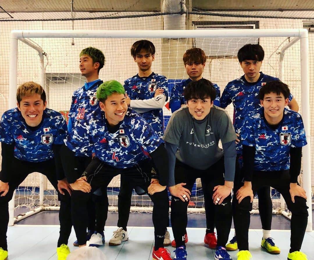 のインスタグラム：「チームマキヒカで 元フットサル日本代表の原田浩平くん率いるボアソルチと対戦しました⚽️ ボアソルチは普段、自分が所属しているチームなのでいつもより負けたくない気持ちが強かったです。 1本目と2本目は同点でしたが3本目で5点差つけられての敗戦。。 こっちのメンバー数が相手チームの半分だったので、強度が高く激しい試合になりました。 厳しく来られるチームに立ち向かうことも大事。 一家の大黒柱のマキヒカが負傷退場してからチームとしてのリズムが少し崩れてしまいました。 自分もシュートをはずしたし、責任を感じています。 チャンスを決めていれば、流れが来たかもしれない。 決めるときに決めていかないと上へはいけない。 悪いなりに勝って勝ち癖をつけていかなければならない。 切り替えて一つ一つの質をあげれるよう頑張っていきます。 . #サッカー #フットサル #チームマキヒカ #ボアソルチ」