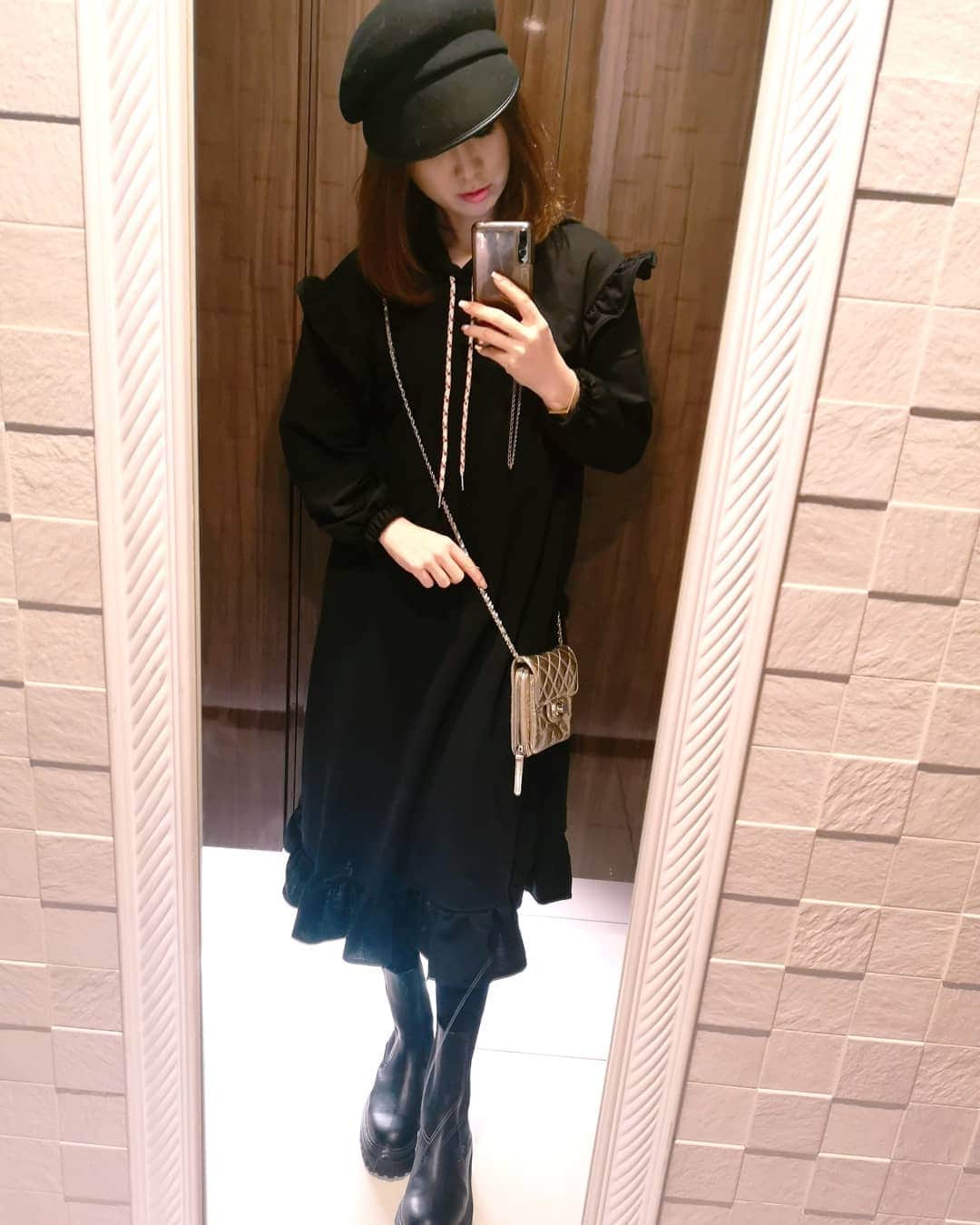 中島彩のインスタグラム：「ストーリーにアップしたらたくさん反響いただけたコーデを改めて❤️  ワンピースはフリルが可愛いデザイン😍リラックスして着られてstayhomeな日々にもオススメ😘 ごつめのサイドゴアブーツとキャスケットを合わせて❤️  #ママコーデ　#ママファッション #カジュアルコーデ 　#ネットショッピング  #スエットワンピース　#ロングワンピース　@vogue_official_shop  #サイドゴアブーツ 　@reedit_official  #キャスケット　@laulea.kurakuen」
