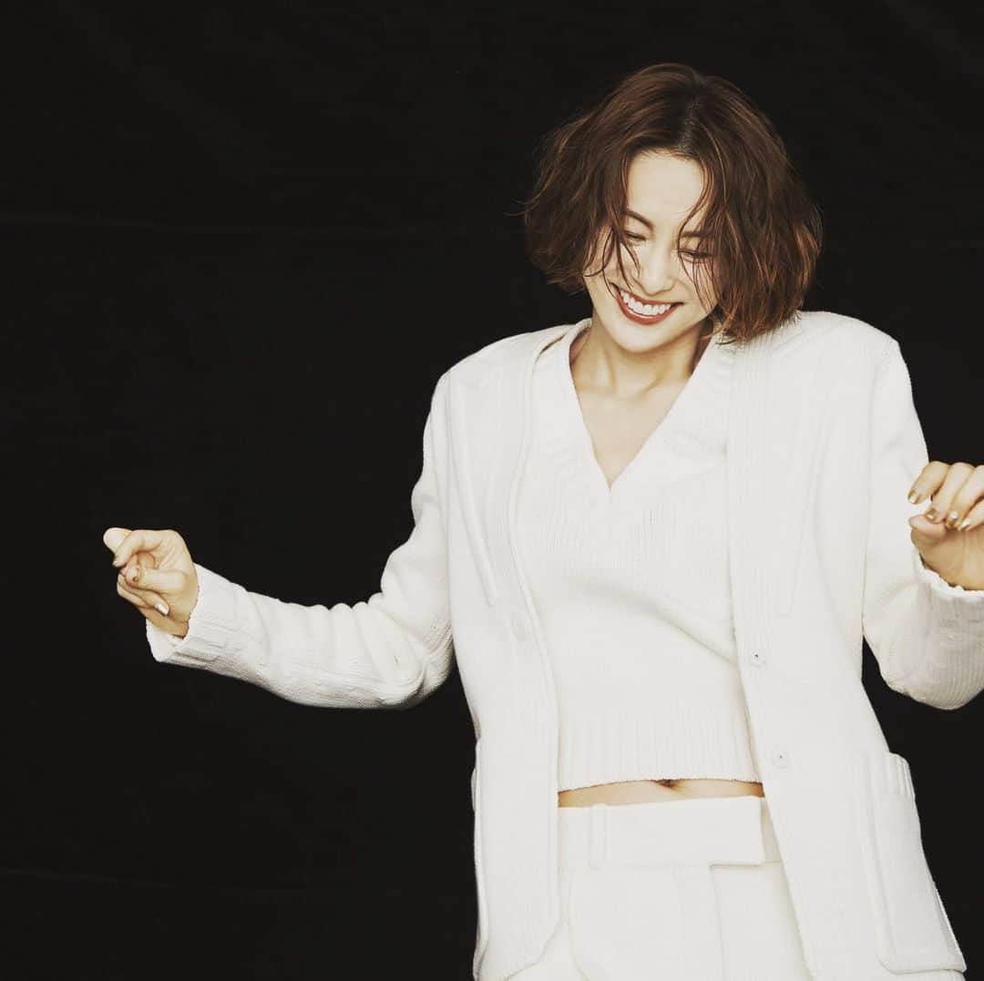 米倉涼子のインスタグラム：「みなさんこんにちは^ ^﻿ 今日はですね！﻿ やっと皆さんにお知らせが出来ます！﻿ 去年から皆さんにちょこちょこご意見を聞かせていた﻿ 『皆さんともっと繋がれる場所』﻿ やーーっと実現しました🙌✨﻿ ﻿ 素直に、嬉しいですっ🤣‼️‼️﻿ ﻿ 今日、2月1日から﻿ ファンクラブ『よねさんち』﻿ オープンしました！﻿ 皆さんと和気あいあいと、アットホームな雰囲気にしたいなと想いを込めたネーミングでもあるこの、﻿ 『よねさんち』を通じて皆さんと日々の楽しみを分かち合えたらと思っていますので、是非よろしくお願いします‼️﻿ ﻿ ﻿ ※『よねさんち』への入会方法などの詳細はオフィシャルサイトにて確認お願いします！﻿ ﻿ ﻿ ﻿ ﻿ Hello everyone!﻿ ﻿ Today I can reveal the big announcement that I've been wanting to tell you guys for awhile now.﻿ ﻿ I am opening a fan club! ﻿ ﻿ It's called "Yonesanchi" to feel at home and close to you guys☺️﻿ ﻿ I am honestly very happy and excited to be able to make this come true🤍﻿ ﻿ ※For more information, please check Desafio to see how to join my fan club and be part of the family、!﻿ ﻿ Photo @t.minamoto  Hair&make @okuhara_seiichi  Styling @renrenofjoytoy @fendi」