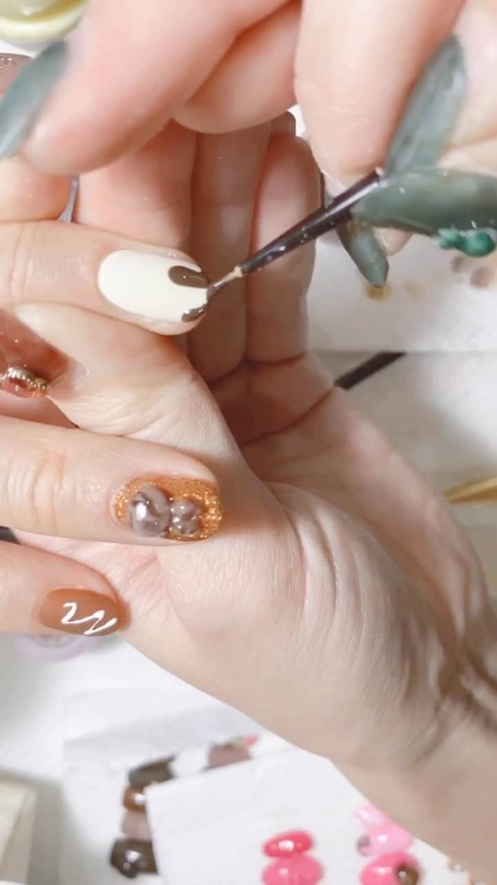 なかやまちえこのインスタグラム：「完成です！complete！⠀ ⠀ PREGEL・Betty gel・きまぐれキャット・PREANFA・PREXY商品は、⠀ ネイリストの方は↓ ⠀ プリモール @nail_premall ⠀ http://gelnailshop.com/ ⠀ ⠀ キャンディポケット @candypocket_official ⠀ http://www.beautysupport.jp/sm/script_main/shoptop.php ⠀ ⠀ セルフの方は↓ ⠀ ジョイアート @joyartofficial ⠀ http://joyart.biz/ ⠀ ⠀ にて購入頂けます☺️⠀⠀ ⠀ #nail #nails #nailart #ネイル #美甲 #ネイルアート  #japanesenailart #manucure #japanesenails #manicurist #gelnails #أظافر #네일아트 #미용 #vẽmóng #ngườiđẹp  #เพ้นท์เล็บ #искусствоногтя #artedeuñas #เพ้นท์เล็บเจล #ジェルネイルデザイン #ネイルデザイン #senikuku #nagelkunst #valentinenails #バレンタインネイル #バレンタイン #valentine #ワッフル #waffle @pregelofficial @bettygel_official @kimagure_cat_whim @prexyofficial」