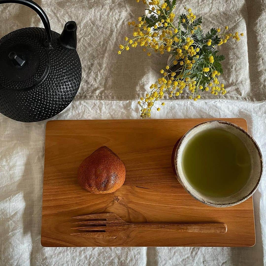 ecruのインスタグラム：「2021/02/01 (月) 1日で月曜日という、なんとなくキリの良い2月の始まり😊 昨日は終日、実家の用事で出ていたので、今朝はゆっくり…と思っていたのですが、美味しい天ぷら(さつま揚げ)があったので、朝からおでん🍢を煮込みながら家事あれこれ。 一段落したタイミングで、栗の形が可愛いガトーマロン🌰でおやつ休憩しました(お昼前だったけどね😁) さて、そろそろ炊き込みご飯の準備をします。 ・ #おやつ #いかりスーパー #ガトーマロン #teatime #うつわ #ミモザ #花のある暮らし  #おでんの日は炊き込みご飯  #焼き豆腐を買い忘れショック #いつも忘れるねぎ袋 #次回こそは忘れず作ります #え？ #もう明日節分？👹 #早っ！ #豆まだ買ってなかったー」
