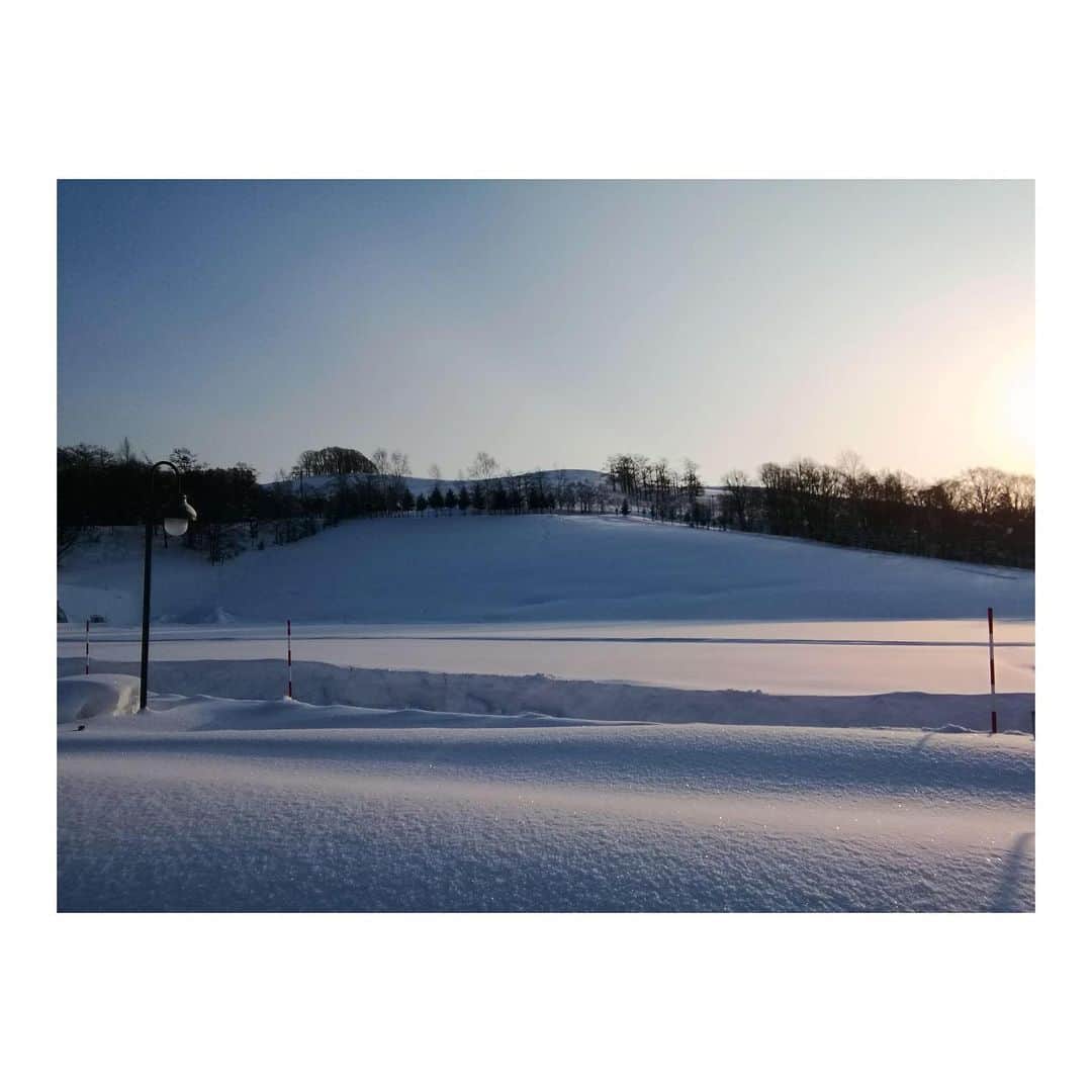 梅津弥英子さんのインスタグラム写真 - (梅津弥英子Instagram)「☻ 北海道滝川市から雪景色が届きました。寒いのは苦手ですが、ここで深呼吸したくなりました。 @solaputi2020  #そらぷちキッズキャンプ  #そらぷちみはらしの丘 それから松本さん会いたくなりました。」2月1日 16時59分 - yaeko.umezu