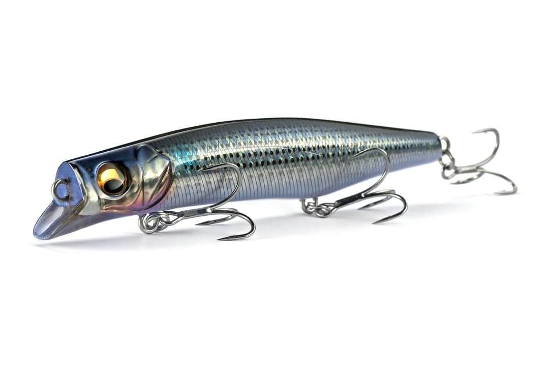Megabass Inc.のインスタグラム：「【2021 NEW ITEM】 KAGELOU MD 120F シーバスレジェンド久保田氏が仕掛ける、あくなき包囲網の拡大。 カゲロウMD120は、表層バイトが低下する状況でもカゲロウならではの幻惑のゆらぎロールに加え、ピンポイントへのステイ能力を高めているため、オリジナルによるターゲットレンジよりも一段下層に留まるタフなモンスターを果敢に反応させています。  詳しくは、製品ページへ https://www.megabass.co.jp/site/products/kagelou_md_120f/  Developed by the legend of Seabass fishing Yoshiuki Kubota. You are now able to aim deeper range with this new Kagelou. By its improved ability to suspend at the certain depth in addition to its illusional natural rolling action inherited from originals, even when you can’t expect too much for a surface bite, Kagelou MD 120 will enable you to trigger the tough monsters in a range one layer lower than the original Kagelous could do.   #メガバス #Megabass #UniversalSecret #KAGELOUMD120F #KAGELOU #カゲロウ #久保田剛之」