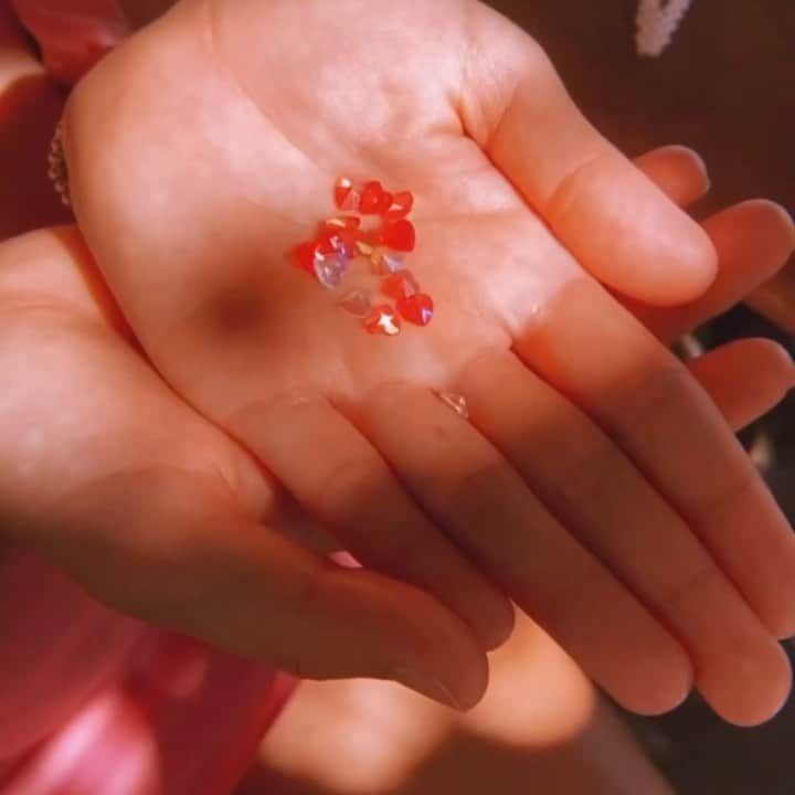 アリッサ ウーテンのインスタグラム：「Lil’ Valentine Day themed shoot for @reveriehawaiibyaw with @chissta and @a_dashofbeauty 💕 Love this edit so much thank you Christa ❤️❤️❤️ I have a pop up soon so make sure you stay tuned for details ✨」