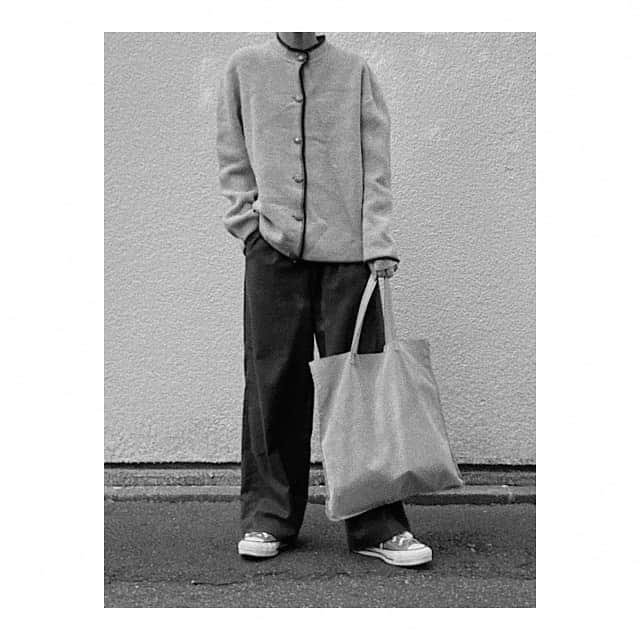 Eri Koyamaのインスタグラム：「. 最近は行動範囲が限られてるから すっぴんにマスクの毎日で顔だしはできません☺️  単独行動だと服もなかなか撮れないけど今日やっと！笑 人通ってくると気まずいやつね😂w  @eri_koyama_ #153cmコーデ #私服 #古着」