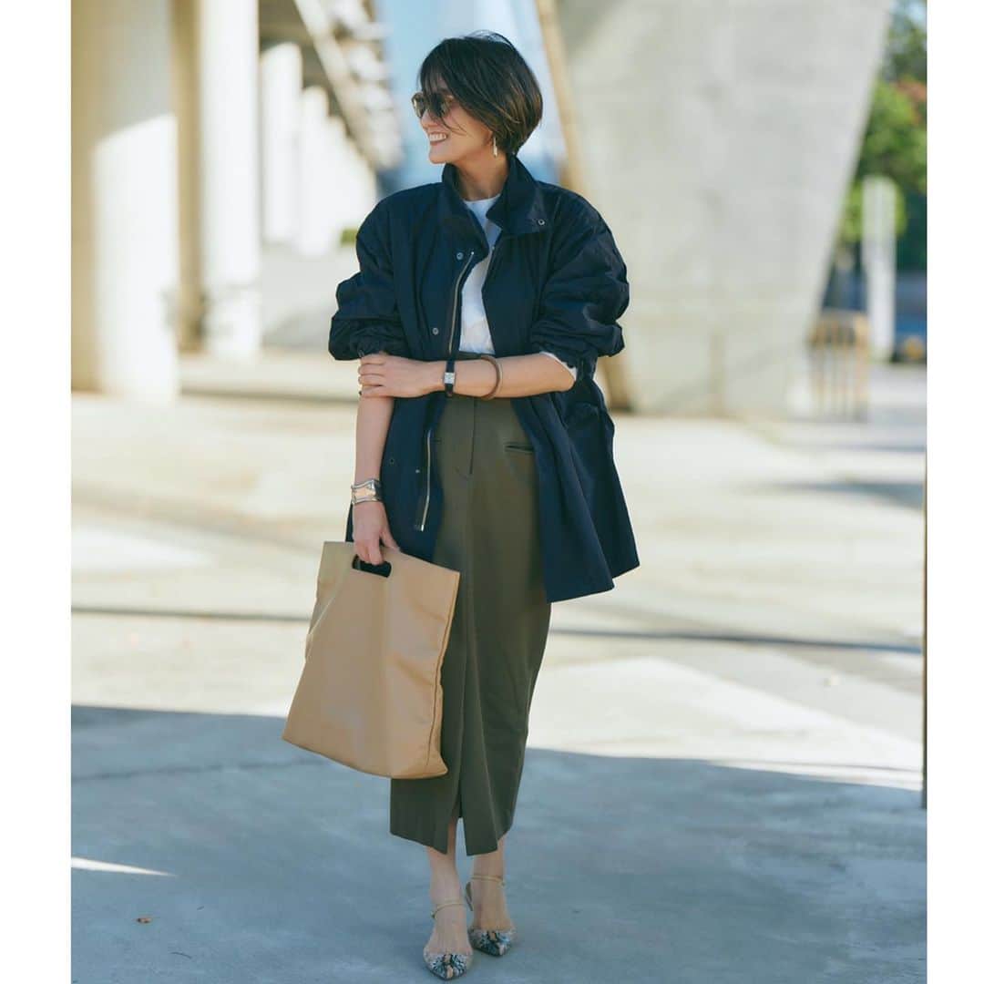 坪田あさみのインスタグラム：「.  ファッション誌では春が始まってます✨ そして始まりはやはりバッグと靴から🙌🏼 本日発売のエクラ3月号 @eclat.magazine にチラッと 出させていただいてます😊 以前にも連載で書いたバッグと靴の色を揃えています。 （今月は珍しくヘアのテーマにも😂 その他いろいろな企画も担当してます） よかったらご覧ください🙌🏼 . #bag @modernweaving @escapers_online  #shoes @pellico_japan #pellico @aman_womens  #アラフォー#アラサー#アラフォーコーデ #アラサーコーデ #お仕事コーデ #アラフォーol #アラサーol #あらふぃふ #アラフィー　#アラフィーコーデ #アラフィフコーデ#40代ファッション #40代コーデ　#30代ファッション　#30代コーデ　#50代ファッション#50代コーデ #大人コーデ #大人カジュアル」