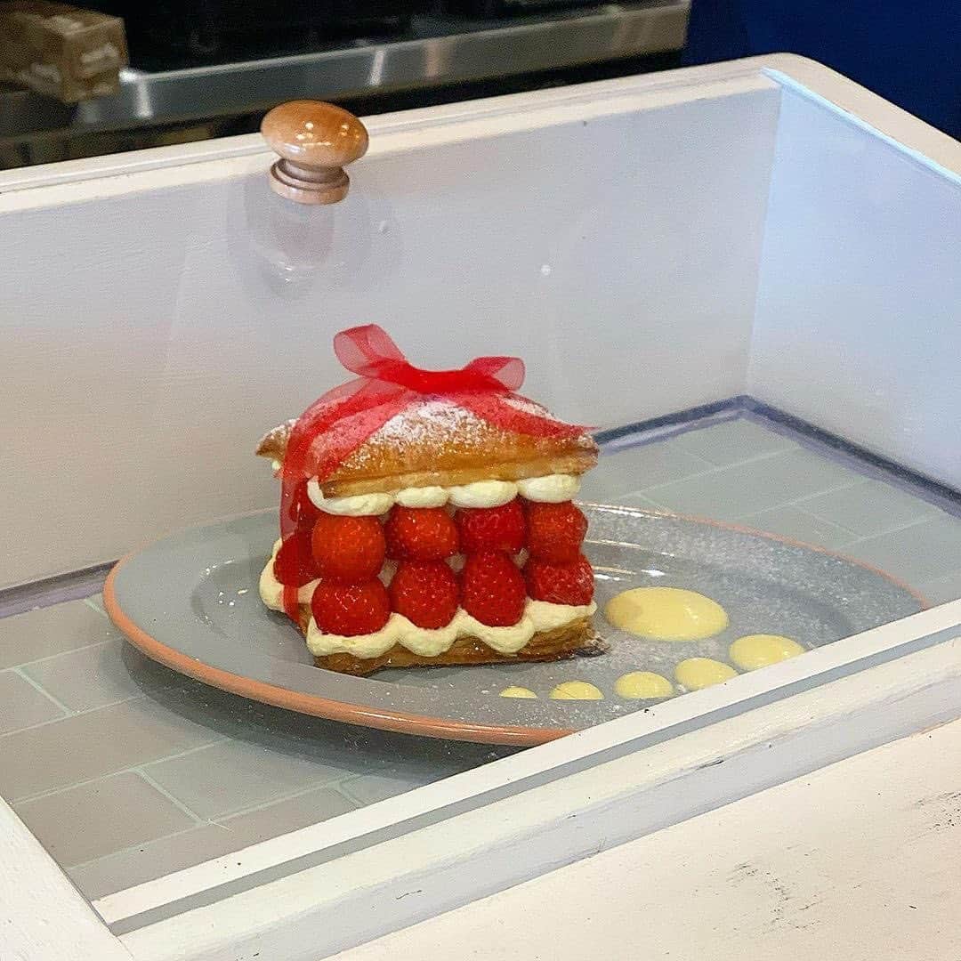 ナゴレコさんのインスタグラム写真 - (ナゴレコInstagram)「「コイチゴ16粒のミルフィーユ」﻿ リポスト✒︎昨年大須にオープン🎉だから、今日がよかったと思える。さんの予約必須の人気メニュー、コイチゴ16粒のミルフィーユ🍓🍓✨﻿ ﻿ まるでプレゼントのようにリボンで結ばれた見た目も可愛いミルフィーユ😍🍴コイチゴがぎっしり詰まっていて存在感にも圧倒されますね😳👏🏻﻿ ﻿ 写真からも伝わるパリッパリのパイに16粒ものコイチゴ🍓💫ふわふわのクリームがまた美味しそうですね💯🥄﻿ ﻿ こちらの商品はイートインのみで事前予約が必要になりますが、2月もほとんどの日にちが残りわずかなようですよ👀‼️﻿ ﻿ @ailinmamachan さん、#ナゴレコ ありがとうございます⭕️﻿ ﻿ Repost @ailinmamachan・・・﻿ ﻿ ＊﻿ 🌿だから今日よかったと思える🌿﻿ @kyoyoka ﻿ ✅予約必須✨﻿ ✅こいちご16粒のミルフィーユ🍓🍓🍓🍓🍓🍓🍓﻿ ✅ソイラテ﻿ ✅ホットコーヒー﻿ ＊﻿ ☘️﻿ 先日、大須にある﻿ だから今日よかったと思える。さんの﻿ ミルフィーユを食べてみたくて﻿ 珍しく予約して行ってきました🥰﻿ このミルフィーユに一目惚れ💕﻿ か、可愛い❤️😍﻿ 可愛すぎてテンション上がった💕﻿ パリパリのパイ生地に﻿ 小さないちごが16粒✨﻿ 中にはカスタードクリームで﻿ パリパリのパイ生地に﻿ カスタードクリームと﻿ いちごがベストマッチ！﻿ 店内も可愛かった✨」2月1日 17時09分 - nagoya_food