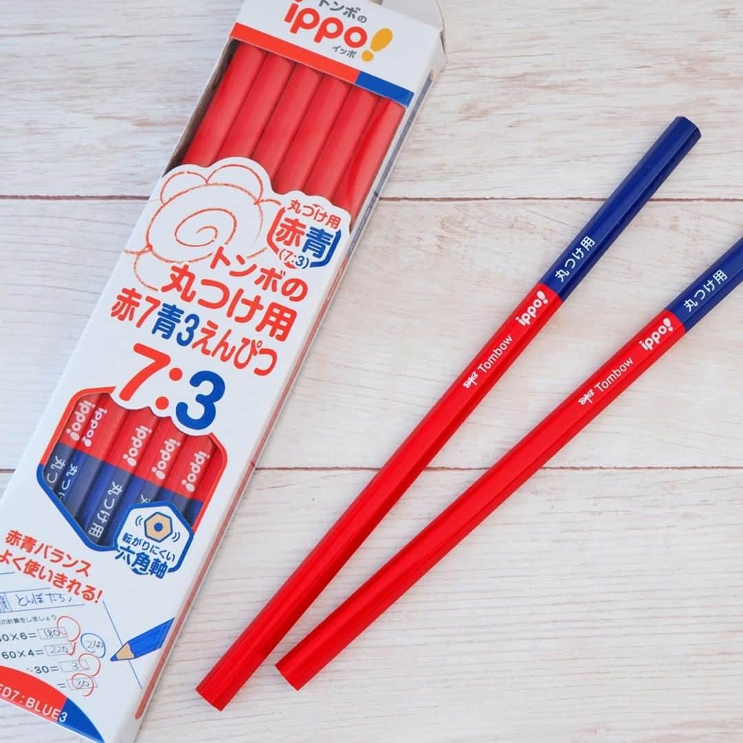 トンボ鉛筆さんのインスタグラム写真 - (トンボ鉛筆Instagram)「トンボの「ippo!丸つけ用赤青えんぴつ」は丸つけに向いている独自の赤色のほかに、六角軸なのも好評いただいているポイントです！  昔ながらの赤青鉛筆は色鉛筆のように丸軸が多いですが、「ippo!丸つけ用赤青えんぴつ」は学校の狭い机でも転がりにくいように六角軸にしています😀 鉛筆のようにしっかり持てて、文字も書きやすいですよ💡  赤と青が半々、全部赤、全部青に加えて、赤と青が7対3も最近ラインナップに加わりました！ 写真3枚目が「ippo!丸つけ用赤7青3えんぴつ」です。 丸つけでよく使う赤色が早く無くなってしまっていたお子さまも多いのでは？ 赤青、バランス良く１本を使えておすすめです🖍️  . #家庭学習 #新入学 #小学生ママ #赤鉛筆 #家庭学習極め隊 #家庭学習ノート #リビング学習 #赤青鉛筆 #入学準備 #新学期 #tombow #stationery #stationerylove  #tombowpencil #トンボ鉛筆 #文房具 #文具 #文具好き #文房具好き #文具好きさんと繋がりたい #鉛筆  #新一年生 #イッポ #pencillovers #トンボのイッポ #トンボのippo #okt1913」2月1日 17時19分 - tombowpencil