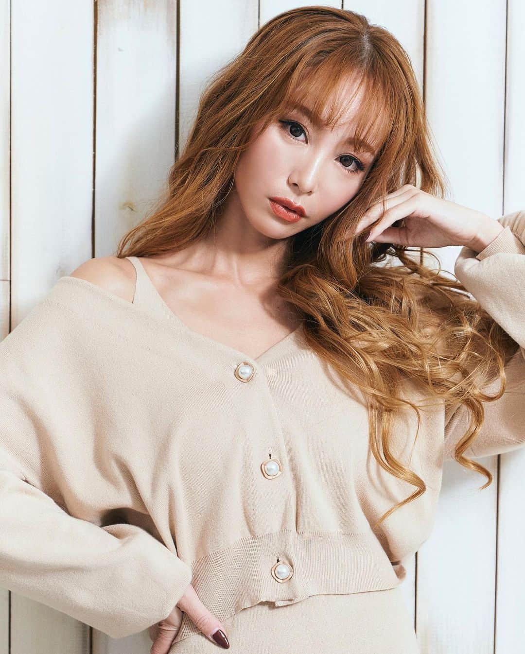 デュラスさんのインスタグラム写真 - (デュラスInstagram)「【PRE ORDER】 . 無駄な装飾を省いたミニマルなルックスに、上質感漂う洗練レディなワンピース。 ボディラインを強調するタイトシルエットで、洗練された大人の装いへと導いてくれる1枚◎ . 着丈・ひざ下 袖丈・キャミソール 首回り・デコルテが綺麗に見える 腰回り・ヒップラインが綺麗に見える . 今すぐ公式通販サイトをCheck! —————————————————— ☑︎vネックキャミワンピース ¥5,500(+tax) ３月中旬 . ☑︎袖ボリュームカーディガン ¥6,000(+tax) ３月中旬 . ☑︎シンプルパンプス ¥9,000(+tax) 入荷済み . モデル武田静加(@takedashizuka0517 ) 160cm ——————————————————— #duras #デュラス #duras_official #coordinate #fashion #instafashion #ootd #newarrival #new #dress #followme #lady #lace #ワンピース #モテ服 #大人カジュアル #大人可愛い #オリジナル #デートコーデ#PREORDER#予約会#武田静加#SS#spring#summer#袖ボリューム#キャミワンピース」2月1日 17時19分 - duras_official