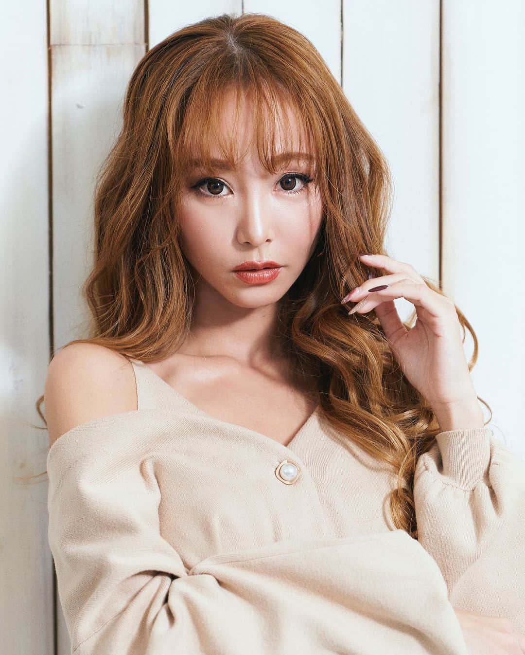 デュラスさんのインスタグラム写真 - (デュラスInstagram)「【PRE ORDER】 . 無駄な装飾を省いたミニマルなルックスに、上質感漂う洗練レディなワンピース。 ボディラインを強調するタイトシルエットで、洗練された大人の装いへと導いてくれる1枚◎ . 着丈・ひざ下 袖丈・キャミソール 首回り・デコルテが綺麗に見える 腰回り・ヒップラインが綺麗に見える . 今すぐ公式通販サイトをCheck! —————————————————— ☑︎vネックキャミワンピース ¥5,500(+tax) ３月中旬 . ☑︎袖ボリュームカーディガン ¥6,000(+tax) ３月中旬 . ☑︎シンプルパンプス ¥9,000(+tax) 入荷済み . モデル武田静加(@takedashizuka0517 ) 160cm ——————————————————— #duras #デュラス #duras_official #coordinate #fashion #instafashion #ootd #newarrival #new #dress #followme #lady #lace #ワンピース #モテ服 #大人カジュアル #大人可愛い #オリジナル #デートコーデ#PREORDER#予約会#武田静加#SS#spring#summer#袖ボリューム#キャミワンピース」2月1日 17時19分 - duras_official