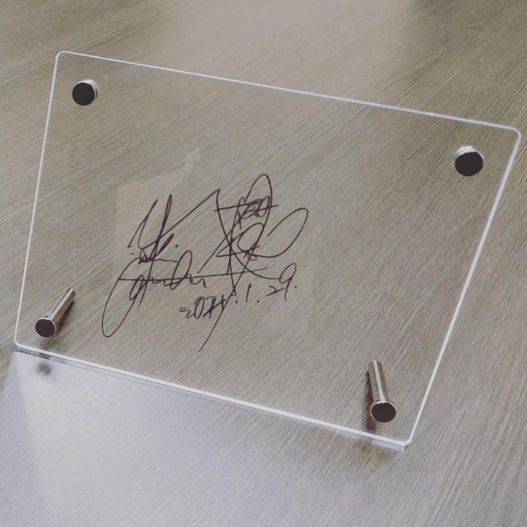 のインスタグラム：「#1000人ボウリング 当日のサプライズ企画で、 アクリルボードに サインをしました✌️✨ 錦織圭さんみたいな カメラに向かってサインを書くの、 やってみたかったんだ〜😆  ぶっつけ本番やったから、 書きはじめカメラに映ってなくて ミスっちゃったんだけど、 最後の方は映ってたみたいで安心した😂  めちゃくちゃカッコいい 仕上がりになったこちら 抽選でプレゼントするそうです！  詳しくは、 ラウンドワンLIVEファンイベント【公式】Twitterをチェックしてください👀🔍   #高回転女子 #볼링 #털어치기 #크랭커 #保齡球 #bowling #highrev #ボウリング #ボーリング #高回転 #ローダウン #볼링하는여자 #ボウリング練習中 #ローダウン #ローダウン女子 #training #sportbowling #연습중🔥 #round1 #ラウンドワンボーリング #ラウンドワン🎳 #hexa」