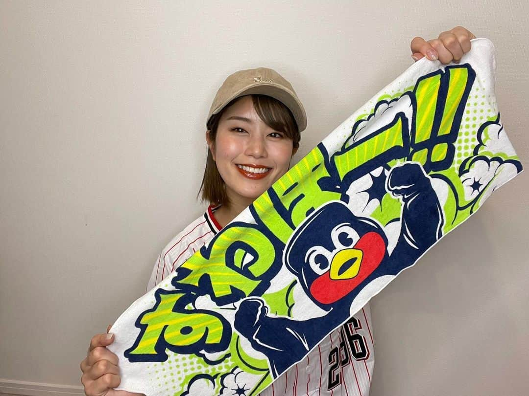 稲村亜美さんのインスタグラム写真 - (稲村亜美Instagram)「球春到来 ２月になりました！ 今日からプロ野球12球団キャンプが始まります！！！ 例年でしたら現地に行ってキャンプ巡りをしていましたが今年は無観客ということもあり皆さんと同様に我慢です😭  さて、ここからが本題なんですが、 今回微力ながらプロ野球を応援したいということでこんな企画を始めます！！！ 名付けて、 #グッズ購入でプロ野球開幕祈願　 です😊  グッズ購入→買った本人はプロ野球の開幕がさらに楽しみになる→球団側はグッズが売れて嬉しい✨→全部がいい方向に進むはず👌👌👌  球場で観戦できる人の数も限られている中でグッズの売れ行きも少なくなっていると耳にしたので、 お家でも気分が上がるようにグッズを買ってプロ野球を応援したいと思いました🙏  私自身、昨年は球場に一回も足を運べず残念だったので、いつ終息するかわからないコロナに打ち勝てるように新しい形ではあると思いますが、 みんなで野球を楽しめたらなと思います！ このまま無事に開幕しますように🙏  12球団やるので楽しみにしててください😊  第一弾は　 #東京ヤクルトスワローズ　です！  大好きなつば九郎のグッズを中心に購入しました🙆‍♀️ 普段使いも◎なお洒落な帽子があるのは女子ファンには嬉しいですね！！ ポーチにも何入れるか迷うな〜 今までは球場でしかグッズを買ったことしかなかったのでオンラインショップをみて買うのは新鮮で楽しかったです！！ 皆さんも是非みてくださいね😊  https://shop.yakult-swallows.co.jp/?_ga=2.101365954.211743826.1612148948-721978221.1612148948」2月1日 17時17分 - inamura_ami