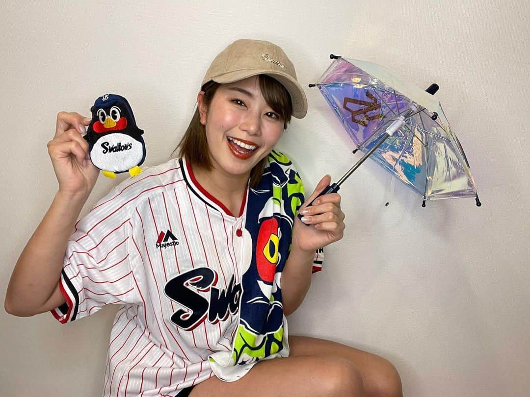 稲村亜美さんのインスタグラム写真 - (稲村亜美Instagram)「球春到来 ２月になりました！ 今日からプロ野球12球団キャンプが始まります！！！ 例年でしたら現地に行ってキャンプ巡りをしていましたが今年は無観客ということもあり皆さんと同様に我慢です😭  さて、ここからが本題なんですが、 今回微力ながらプロ野球を応援したいということでこんな企画を始めます！！！ 名付けて、 #グッズ購入でプロ野球開幕祈願　 です😊  グッズ購入→買った本人はプロ野球の開幕がさらに楽しみになる→球団側はグッズが売れて嬉しい✨→全部がいい方向に進むはず👌👌👌  球場で観戦できる人の数も限られている中でグッズの売れ行きも少なくなっていると耳にしたので、 お家でも気分が上がるようにグッズを買ってプロ野球を応援したいと思いました🙏  私自身、昨年は球場に一回も足を運べず残念だったので、いつ終息するかわからないコロナに打ち勝てるように新しい形ではあると思いますが、 みんなで野球を楽しめたらなと思います！ このまま無事に開幕しますように🙏  12球団やるので楽しみにしててください😊  第一弾は　 #東京ヤクルトスワローズ　です！  大好きなつば九郎のグッズを中心に購入しました🙆‍♀️ 普段使いも◎なお洒落な帽子があるのは女子ファンには嬉しいですね！！ ポーチにも何入れるか迷うな〜 今までは球場でしかグッズを買ったことしかなかったのでオンラインショップをみて買うのは新鮮で楽しかったです！！ 皆さんも是非みてくださいね😊  https://shop.yakult-swallows.co.jp/?_ga=2.101365954.211743826.1612148948-721978221.1612148948」2月1日 17時17分 - inamura_ami