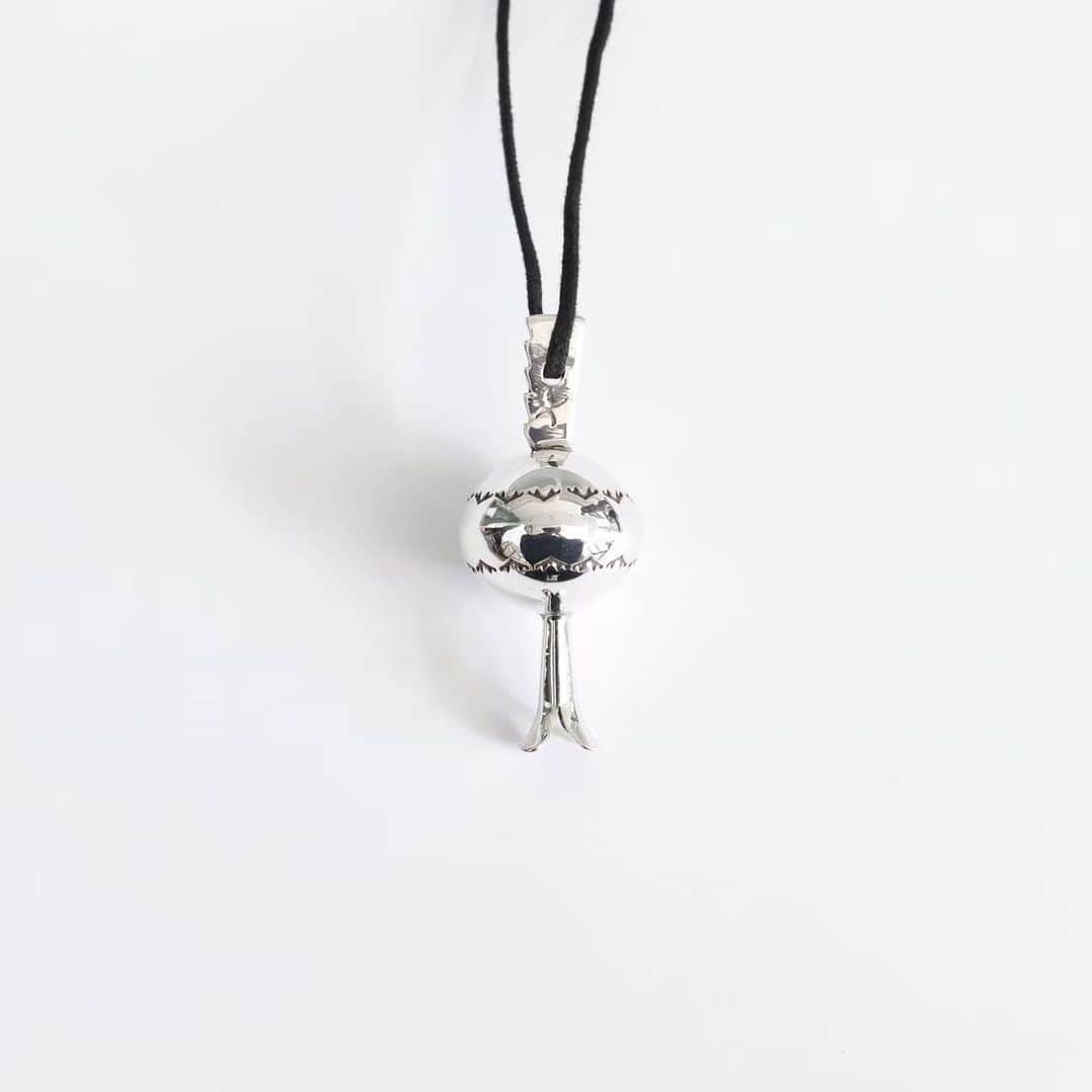 のインスタグラム：「_  Cippy Crazy Horse / シッピー クレイジーホース "Squash Pendant" ￥176,000- (#GODTRADING / #ゴッド トレーディング) _ 〈online store / @digital_mountain〉 https://www.digital-mountain.net/shopdetail/000000011929/ _ 【オンラインストア#DigitalMountain へのご注文】 *24時間受付 *14時までのご注文で即日発送 *1万円以上ご購入で送料無料 _ We can send your order overseas. Accepted payment method is by PayPal or credit card only. (AMEX is not accepted)  Ordering procedure details can be found here. >>http://www.digital-mountain.net/html/page56.html _ #CippyCrazyHorse #シッピークレイジーホース _ 本店：#WonderMountain  blog>> http://wm.digital-mountain.info _ 〒720-0044  広島県福山市笠岡町4-18  JR 「#福山駅」より徒歩10分 #ワンダーマウンテン #japan #hiroshima #福山 #福山市 #尾道 #倉敷 #鞆の浦 近く _ 系列店：@hacbywondermountain _」