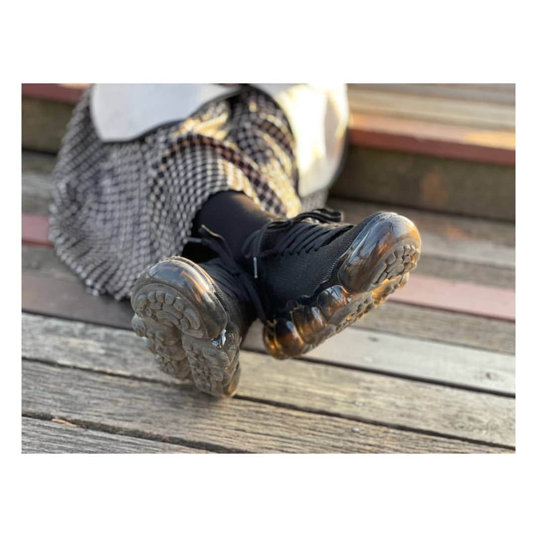 坂本詩緒里のインスタグラム：「🖤🖤🖤  #お散歩 #スニーカー女子 #スニーカー  #ウォーキング #足元コーデ #ファッション #デザイン #かわいい #かっこいい #コーデ #写真 #photo #公園  #ゆっくり時間 #black #park #grounds #fashion #shoes #mikiosakabe」