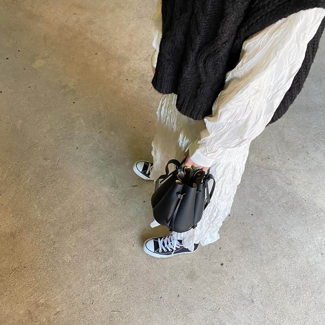 田中日菜さんのインスタグラム写真 - (田中日菜Instagram)「black×white🖤  Knit/Dress @reurie_official  Bag @polene_paris  Shoes @converse_jp」2月1日 17時28分 - hinap_17