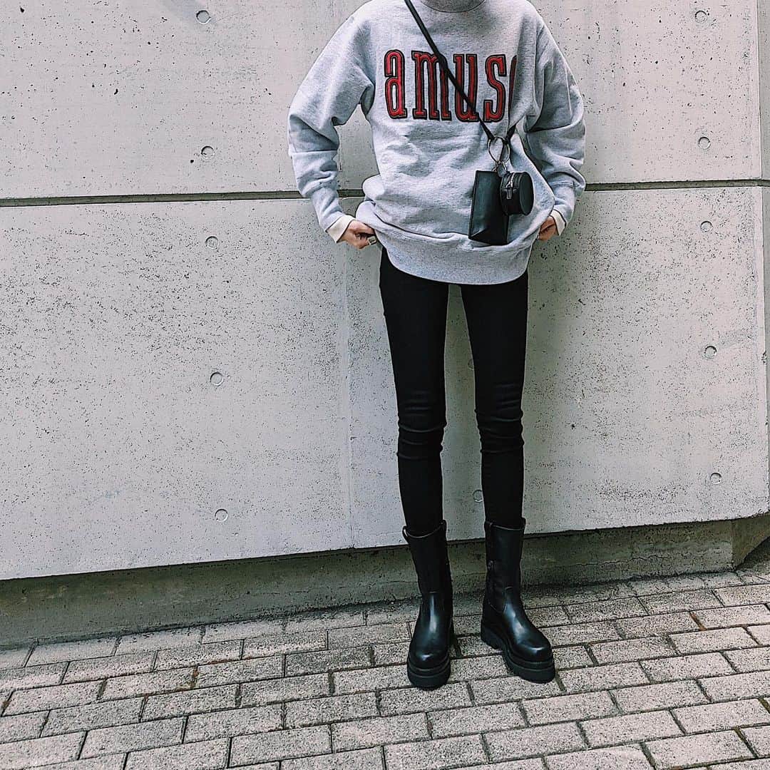 maai0528のインスタグラム：「〻🧑🏻‍🦰🐰🍎🍼 sweat‥☺︎ ロゴの感じがとってもタイプ♡ ． お尻もすっぽりかくれるし 何枚あっても こういうの欲しくなるw ． ． #fashion  #MOUSSY #MOUSSYSNAP  #teampixel #baroque_pixel #pixelで撮影」