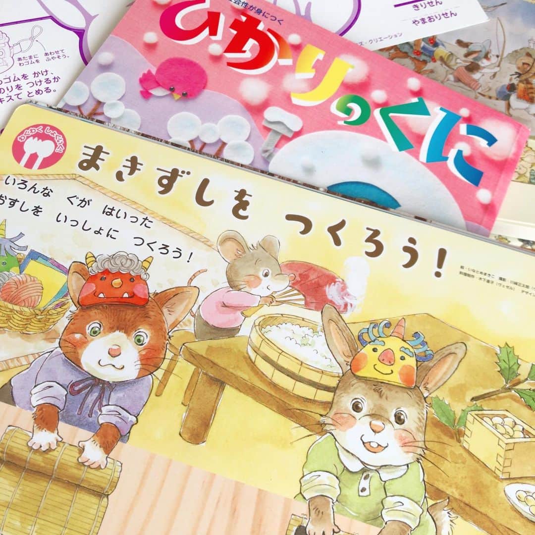 イラストレーター山崎牧子のインスタグラム：「ひかりのくに　２月号 まきずしをつくろう のイラストを担当させていただき ました。　 ひかりのくに様  子どもの頃、家でお寿司を作る時は、 炊き立てのご飯をパタパタ団扇で 仰いで冷ます手伝いをしながら、 ご飯ってツヤツヤで白くて きれいだなぁとうれしかったのを 覚えています。 すしのこを吸い込んでむせたり 笑 懐かしく思い起こしながら描かせて いただきました。 #２月#児童書#幼稚園#子ども#節分#巻き寿司#絵本#恵方巻き#イラスト#イラストレーター#水彩画#いなとめまきこ#artwork#illustrator#illustration#childrenillustration#japan#spring#picturebook#watercolorpainting」