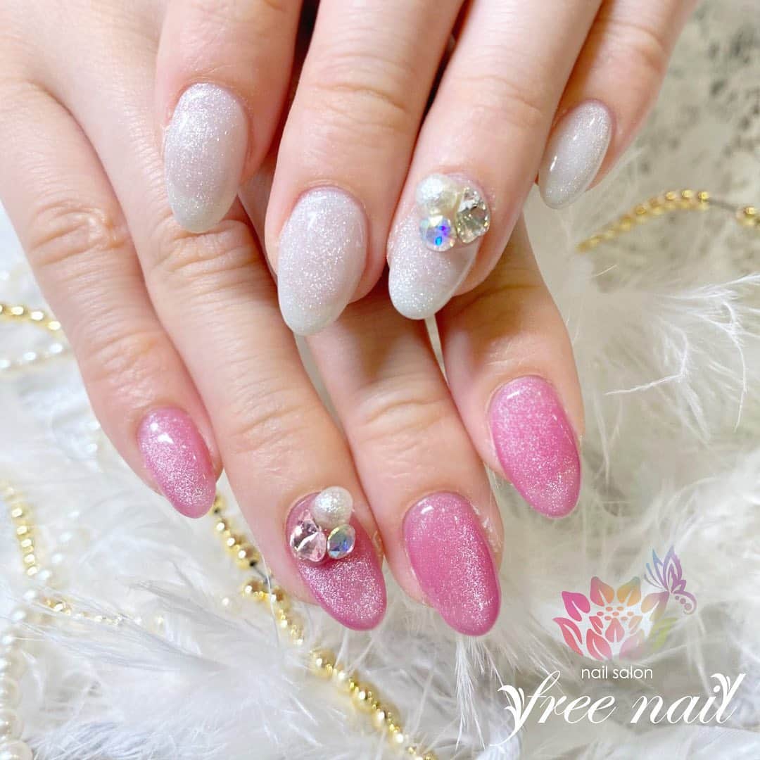 free nail フリーネイルのインスタグラム：「. お客様ネイル💅🏻⛄️❄️ . キレイ色マグネット🧲💗 . キラッキラ😍💗 . ご来店ありがとうございました🙇🏻‍♀️🙇🏻‍♀️🙇🏻‍♀️💗 . #ネイルアート #ジェルネイル #ネイルサロン #大阪ネイルサロン #ネイルデザイン #ネイルチェンジ #マグネットネイル #スターギャラクシー #ビジューネイル #パールネイル #ピンクネイル #ホワイトネイル #デザインネイル #トレンドネイル #シンプルネイル #きれいめネイル #大人ネイル #冬ネイル #winternails #nailsart #nailsdid #美甲 #日式美甲 #日式美甲胶 #日本美甲师 #日本美甲老师 #美甲上课 #日本胶 #フリーネイル #freenail」
