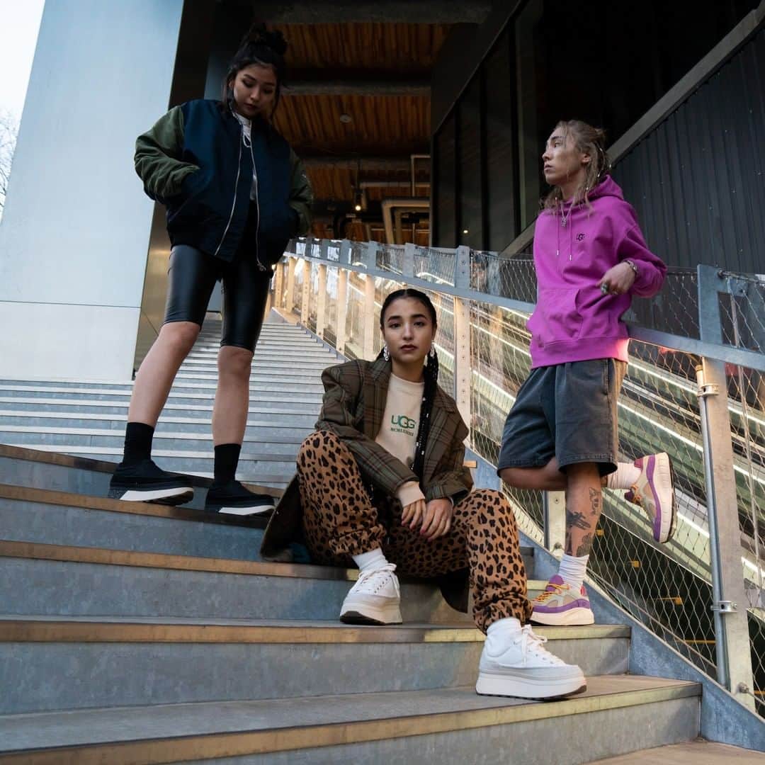 のインスタグラム：「. 🌺UGG春の新作スニーカーが登場🌺  Women’sの新作’MARIN SLIPON/MARIN LACE’は春らしいキャンバス素材のスニーカーで、 UGGスニーカーの代名詞でもある厚底で足長効果抜群! スリッポンは脱ぎ履きもしやすくデイリーに着用できる1足😌  Men’sの新作‘WESTSIDER LOW WEATHER’は撥水加工もされており、やわらかいソールでON・ OFFどちらでも着用できるスニーカー好きも納得の万能性のある1足です! 今回そんなCityとNatureのどちらのカルチャーも持つモデルの大橋リナ @linaohashi ・HARUKI @haru__ki15 、アーティス トのvividboooy @vividboooy をルックに起用し、日本限定発売のUGG新作のアパレルとシューズをCityと Natureと全く違うスタイルで表現してくれています🤝🤝  UGG@mos(アグ アトモス)、および、atmos、atmos pink各店(一部店舗除く)とオンライン ショップ (www.atmos-tokyo.com , www.atmos-pink.com)、UGG®銀座店、UGG®公式サイトにて販売中。(※atmos pink各店は明日より随時発売。)ぜひお見逃しなく🔥  model: @vividboooy / @haru__ki15 / @linaohashi  Marin Lace Color :BCVS/ QCNV/ WCNV ¥17,000 (+TAX) . Marin Slip On Color :BCVS/ WCNV ¥16,000 (+TAX) . Westsider Low Weather Color :VDSN/ BDGN/ WCNV ¥21,000 (+TAX)  . #ugg#atmos#uggatmos#アグ#アグスニーカー#アトモス #スニーカースタイル#スニーカーファッション#ストリートコーデ#ストリートスタイル#厚底スニーカー#白スニーカー#春コーデ #2021ss #ootd #パーカーコーデ #ジャケットコーデ #ma1 #tokyo #streetfashion #harajuku #harajukufashion #styleup #黒スニーカー #sustainable #sustainablefashion #sustainablesneakers #環境に優しい」