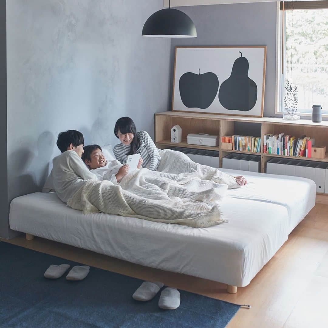 無印良品さんのインスタグラム写真 - (無印良品Instagram)「【商品紹介】脚付マットレス - 眠るためのベッドとしてはもちろん、ソファとしても使える、脚付マットレス。 おうち時間をのんびりと過ごす、くつろぎの場所に - #無印良品 #MUJI #脚付きマットレス #新生活 #新生活準備 #おうち時間」2月1日 17時30分 - muji_global
