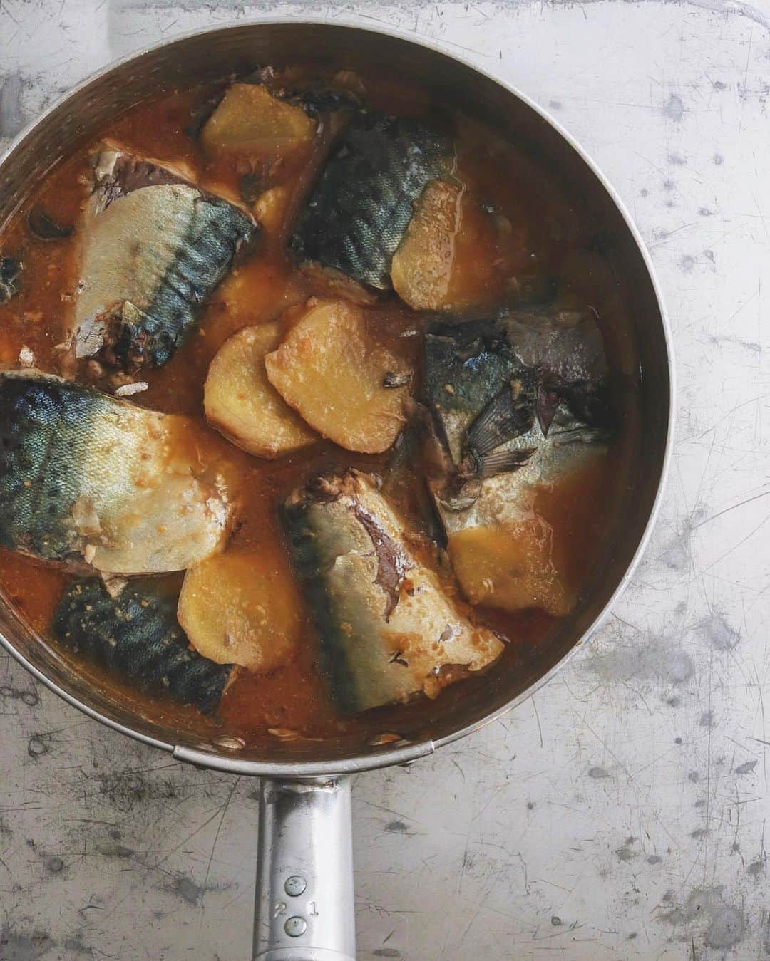 樋口正樹さんのインスタグラム写真 - (樋口正樹Instagram)「sabamiso 🐟 . サバ味噌の仕込み中。 サバ２尾分あります。 今夜は浅めのものを 酒の肴にして頂いて、 明日以降は濃いめを ご飯のおかずにして。 . 今月は浮き麹味噌で ミセス口福便の限定。 . . #地味だけど #地味ご飯 #アテ #酒の肴 #おばんざい #おかず #サバ味噌 #さば味噌 #鯖味噌 #鯖料理 #雪平鍋 #行平鍋 #ミセス口福便 #浮き麹味噌 #味噌料理 #sabamiso #saba #miso」2月1日 17時32分 - higuccini