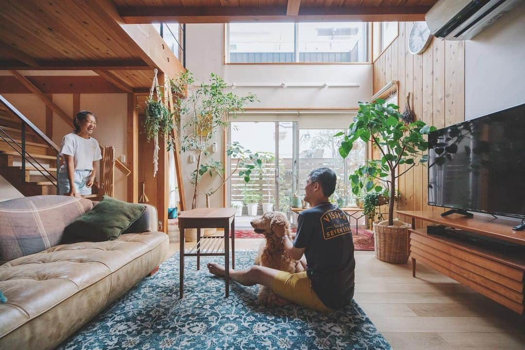 クボタ住建さんのインスタグラム写真 - (クボタ住建Instagram)「インスタグラムを見ていただいているクボタ住建オーナーの皆様。 いつもありがとうございます。  今般の状況から最近は新築完成見学会やオーナー様邸の訪問や見学をできる限り控えている状況です。 そこで、もしよろしければ #クボタ住建の木の家 タグ付けしていただき、暮らしの様子の投稿をぜひお願いします。  木に囲まれて、大切な人と過ごすかけがえのない時間。 なんでもない毎日がきっともっと好きになる。 木の家での普段の何気ない暮らしを共有できたらとても嬉しく思います。  #クボタ住建の木の家 #クボタ住建 #神奈川の注文住宅 #大和市#suumo注文住宅 #自由設計 #木の家 #無垢の家 #自然素材の家 #暮らしを楽しむ #丁寧な暮らし#構造現し」2月1日 17時35分 - kubota_jyuken