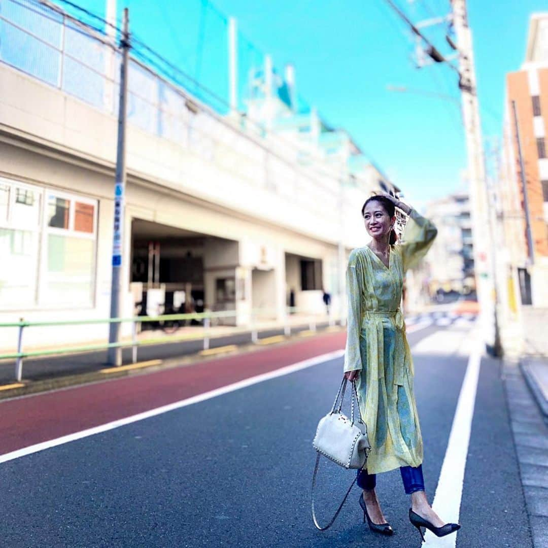 KAORI.OMURA 大村香織さんのインスタグラム写真 - (KAORI.OMURA 大村香織Instagram)「まだまだ寒い日が続きますが Amazon FashionのWinter Saleでお買い物したのは、まぁまぁ春物‼️  @amazonfashionjp ・ エストネーションの黄色のワンピースを買ったよ👗 他にもお買い得なファッションアイテムが色々あり悩みましたが😭 ・ 現在開催中のAmazon Fashion Winter Saleはなんと最大80%OFFだからぜひチェックしてみてください✨ ・ お買い物は賢く✨ ・ #amazonで発見 #amazonfashionjp#PR#セール#アラフォー#アラフォーコーデ #アラフォーファッション #コーデ#いつコ #ワンピース#ワンピースコーデ #ワンピース好きな人と繋がりたい #バレンチノ#セルジオロッシ #デニムパンツ #アッパーハイツ#カジュアルコーデ」2月1日 17時45分 - kaori.omura