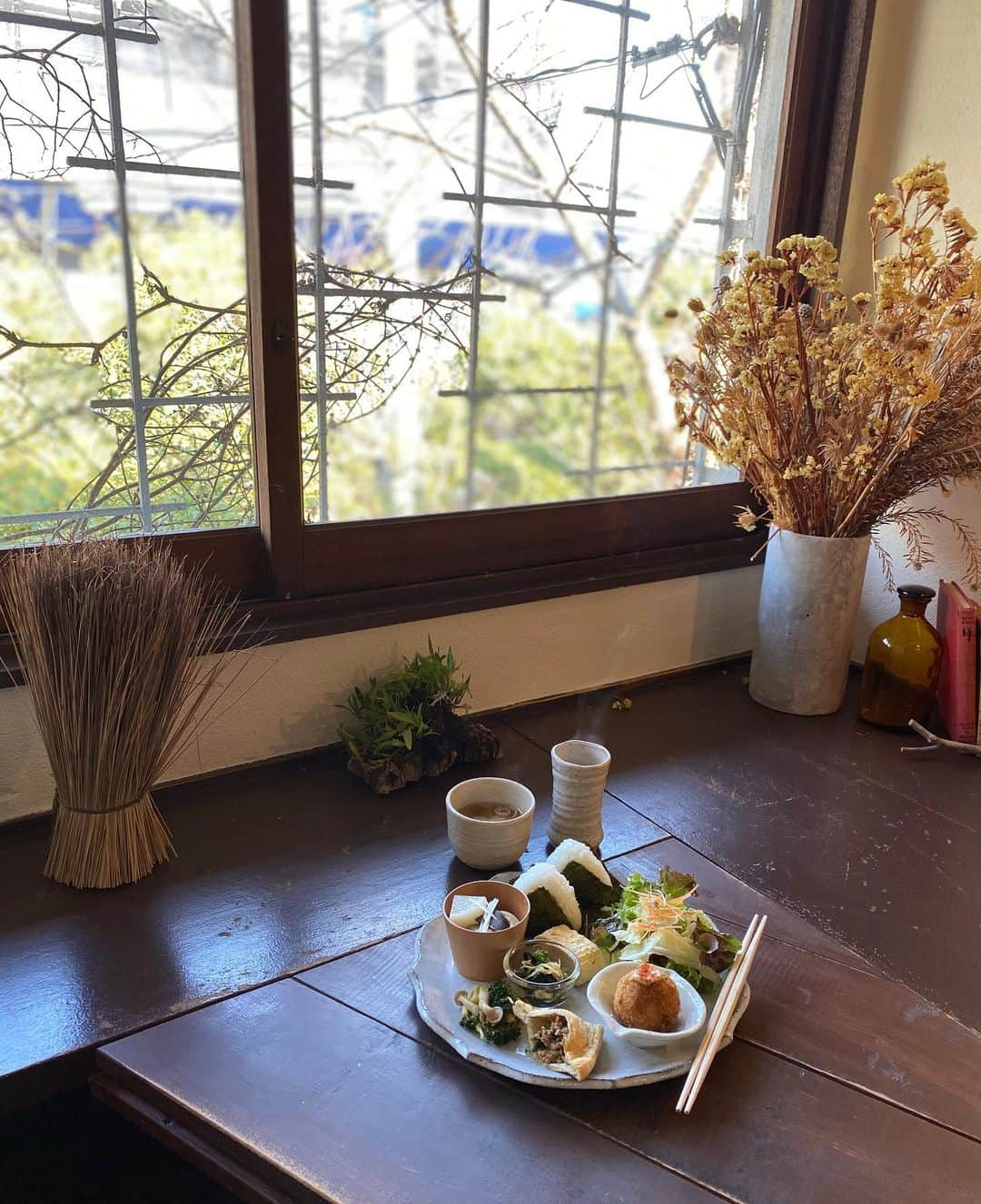 cafezakkagallery-flagのインスタグラム：「▪︎2月の和食ランチ▪︎ 2/2より和食の内容が変わります。 小松菜と赤ピーマンの浅漬け 厚揚げとカボチャの出汁味噌和え じゃがいもと薬味の梅酢和え 揚げカブのあんかけ レンコンと里芋のコロッケ サラダ おにぎり お味噌汁  テイクアウトも当日受付しております。 (写真はイメージです。2/2掲載)  農家さんより直送の新鮮冬の お野菜いっぱいのランチとなります。 ぜひごゆっくりお召し上がり下さいませ。  新作のいちごケーキもぜひお楽しみ下さいませ。 2月中旬までご提供しております♬  大阪もコロナさんがだんだん少なくなってきてる様で 嬉しいやら、ほんまなんかなぁと思ったり。。 どこも厳しい状況ですが、何とか工夫して 乗り越えていきたいです。 cafeFLAGもゆったりしておりますので ぜひテイクアウト合わせてご利用下さいませ。  #cafeFLAG #cafezakkagalleryflag  #大阪カフェ #大阪カフェ巡り #和食 #枚方市 #枚方カフェランチ」