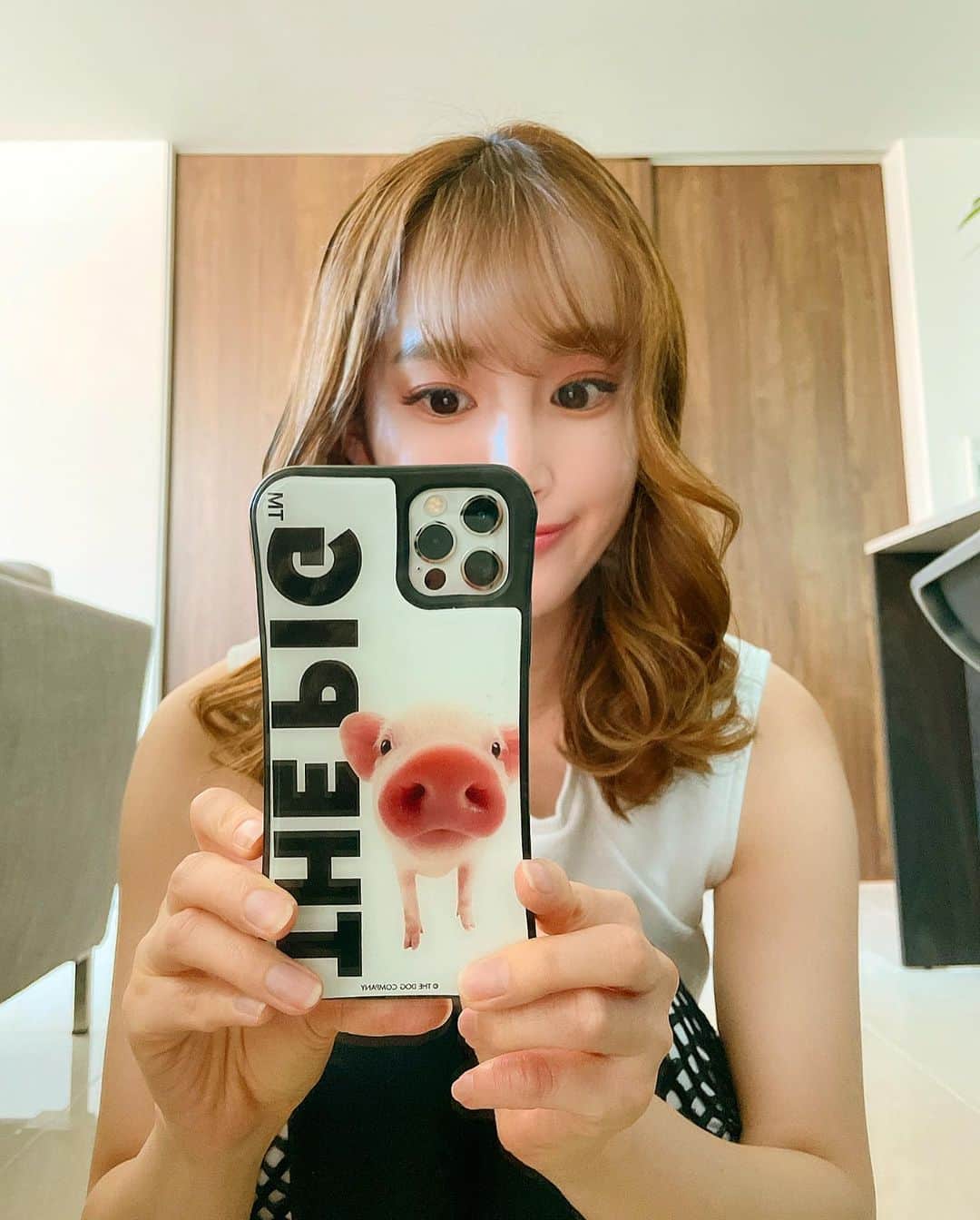岩佐しおりのインスタグラム：「✔️🐽🐽 ・ \New iPhone case📱/ 数いるキュートな動物の中から 即決でこの子をセレクト✌🏼🤍 めっちゃかわいい👄 @waylly_jp の新作だよ♡ ・ #アイフォンケース #caseiphone #iPhone12pro #waylly」