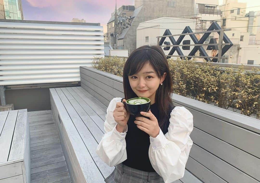 関りおんのインスタグラム：「ラテアートがとっても可愛かったの☕️🤎  トップスはINGNIです☺︎  電気ブラシのおかげでお顔がすっきりしてきました😳  テラス席寒くて鼻がトナカイになっちゃった笑  #抹茶 #抹茶ラテ #ラテアート #カフェ #自由が丘カフェ #テラス席 #ingni」