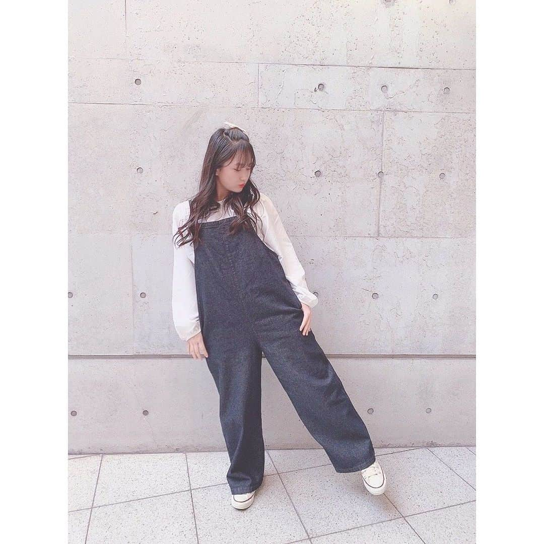 鈴木くるみさんのインスタグラム写真 - (鈴木くるみInstagram)「昨日のオンラインお話会の時の私服だよ〜❤ オーバーオール着ました☺ 可愛いですかー？？(*´罒`*)ﾆﾋﾋ♥  #オンラインお話会 #私服 #オーバーオール #コンバース #リンゴヘアー #リボン」2月1日 17時39分 - kurumi_akb48