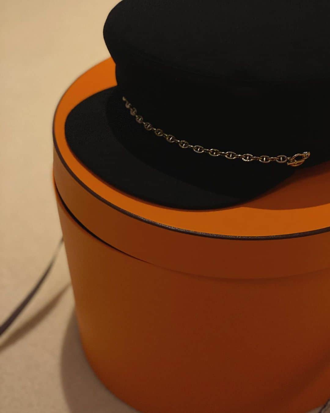 yuiさんのインスタグラム写真 - (yuiInstagram)「. . シェーヌダンクルの帽子♡ . 定番なのに、シェーヌダンクルの物は持ってなくて 帽子でデビューしました👏👏 . . こちらの帽子人気らしいですね(知らなかった😂) . . 帽子好きなので、嬉しいです💯 . . #エルメス#エルメス帽子#hermes#エルメスハット」2月1日 17時40分 - yuiram