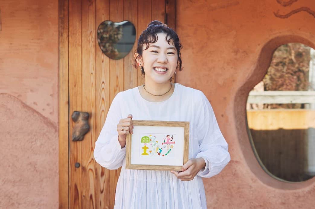 松本野々歩のインスタグラム：「友で　アーティスト　Boojilの 「オーダーメイド・ネームアート」  ホームページがリニューアル  それを期に 私の名前のネームアートも贈ってくれて 名前の由来に関するお話が記事になっています  絵と文から　彼女の愛を感じて 勝手に　エールを送られた様な気持ちになりました  ありがとう友よ  父と母も同じ日に取材を受けていて別の記事になってるんだけど 絵も写真もとても素敵！！  ぜひ読んでみてくださいね  そして　オーダメイドの名前の絵 プレゼントにも最高 わたしも　友の出産祝いに贈ったことがあるけれど とっても喜んでくれましたよ  @boojil  @onlyonename_boojil   写真 @chihayak」