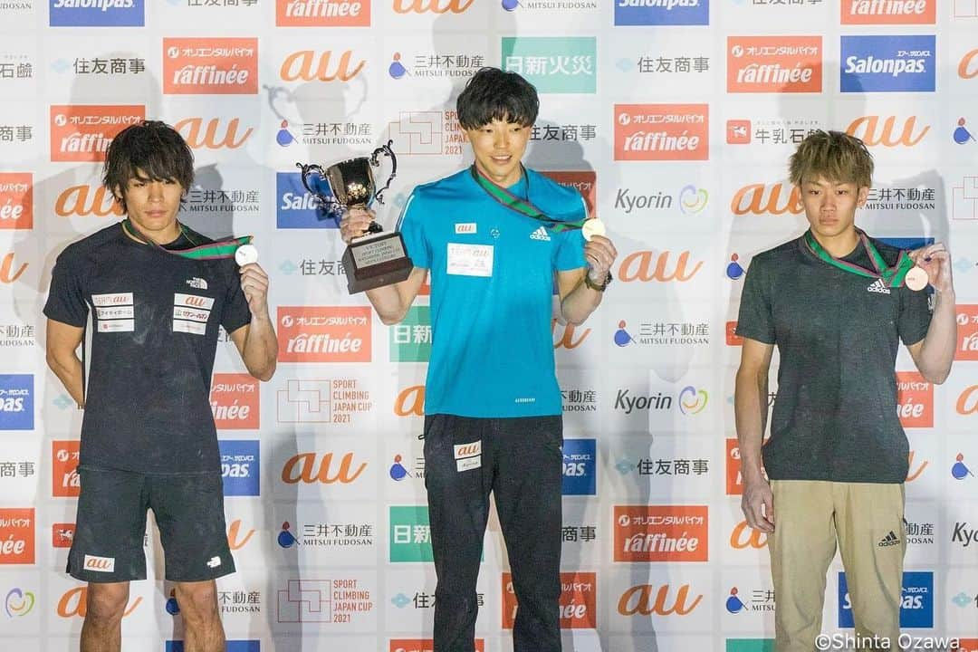 藤井快さんのインスタグラム写真 - (藤井快Instagram)「🤯 I’ve done it!! I was happy to the win at the Bouldering Japan Cup last weekend!! I was able to win the 4th times.  Thank you for cheering me.  Congratulations to @tomoa_narasaki and @ogata.yoshiyuki ! Also congrats #AIMORI!  She’s first win at the Bouldering Japan cup!!   BJC四勝目！！やりました！！ プロ転向後、初戦のボルダリングジャパンカップで通算四度目の優勝をすることができました！！ 一昨年、昨年と奮わず、3年ぶりの優勝ができて本当に嬉しく思います。そして、皆さんのメッセージなど支えてくださっている方々のためにも勝てて本当に良かったと思います。 今シーズンもコロナウイルスの影響で今後どうなるか予想も出来ませんが、精一杯頑張ります！  そして、大会関係者の皆様、緊急事態宣言下での開催は想像を絶するほど大変だったと思います。本当にありがとうございました。  心配していただいた左足ですが、診察の結果は左足首の骨挫傷、膝は経過観察になりました。  この診察の結果から、来月のスピードジャパンカップは欠場することに決めました。 なので、皆さまリードジムでお会いしましょう。笑 今週から始めるつもりですので、皆さまガンガン誘ってください🙇🏻‍♂️🙇🏻‍♂️🙇🏻‍♂️  Photo by @tallers_photopress and @shintaozawa   @adidasterrex  @fiveten_official  @alpinawatchesjapan  @au_official  @in_jelly_  @morinagatraininglab  @organicclimbing  @frictionlabs  #adidas #fiveten #alpinawatches #TEAMau #森永製菓トレーニングラボ」2月1日 17時45分 - fujii_kokoro