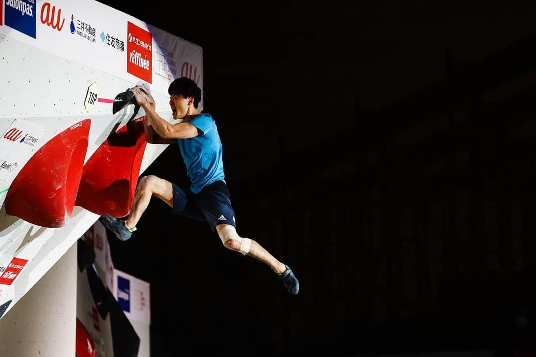 藤井快さんのインスタグラム写真 - (藤井快Instagram)「🤯 I’ve done it!! I was happy to the win at the Bouldering Japan Cup last weekend!! I was able to win the 4th times.  Thank you for cheering me.  Congratulations to @tomoa_narasaki and @ogata.yoshiyuki ! Also congrats #AIMORI!  She’s first win at the Bouldering Japan cup!!   BJC四勝目！！やりました！！ プロ転向後、初戦のボルダリングジャパンカップで通算四度目の優勝をすることができました！！ 一昨年、昨年と奮わず、3年ぶりの優勝ができて本当に嬉しく思います。そして、皆さんのメッセージなど支えてくださっている方々のためにも勝てて本当に良かったと思います。 今シーズンもコロナウイルスの影響で今後どうなるか予想も出来ませんが、精一杯頑張ります！  そして、大会関係者の皆様、緊急事態宣言下での開催は想像を絶するほど大変だったと思います。本当にありがとうございました。  心配していただいた左足ですが、診察の結果は左足首の骨挫傷、膝は経過観察になりました。  この診察の結果から、来月のスピードジャパンカップは欠場することに決めました。 なので、皆さまリードジムでお会いしましょう。笑 今週から始めるつもりですので、皆さまガンガン誘ってください🙇🏻‍♂️🙇🏻‍♂️🙇🏻‍♂️  Photo by @tallers_photopress and @shintaozawa   @adidasterrex  @fiveten_official  @alpinawatchesjapan  @au_official  @in_jelly_  @morinagatraininglab  @organicclimbing  @frictionlabs  #adidas #fiveten #alpinawatches #TEAMau #森永製菓トレーニングラボ」2月1日 17時45分 - fujii_kokoro