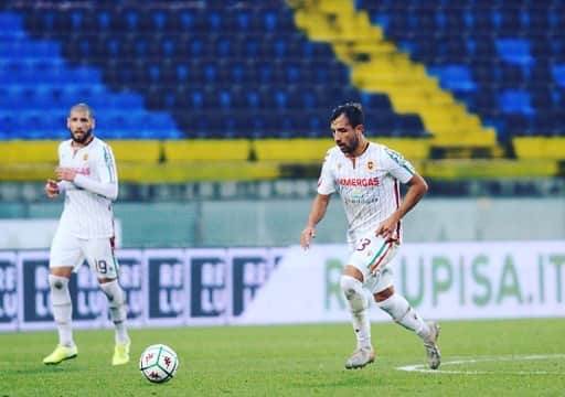 カリム・ラリビのインスタグラム：「🇱🇻💪🏼⚽️」