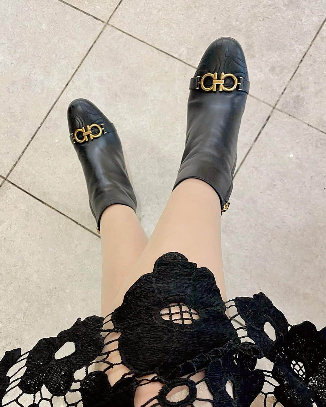 Sarraさんのインスタグラム写真 - (SarraInstagram)「Good shoes take you to good places.  好的鞋會带你走向好的地方👠✨ . . . . #shoes#boots#salvatoreferragamo#ferragamo#life#靴#ブーツ#ショートブーツ #ブーツコーデ#フェラガモ#サルバトーレフェラガモ#鞋子#靴子#高跟鞋#菲拉格慕#短靴#踝靴」2月1日 17時55分 - sarra31247