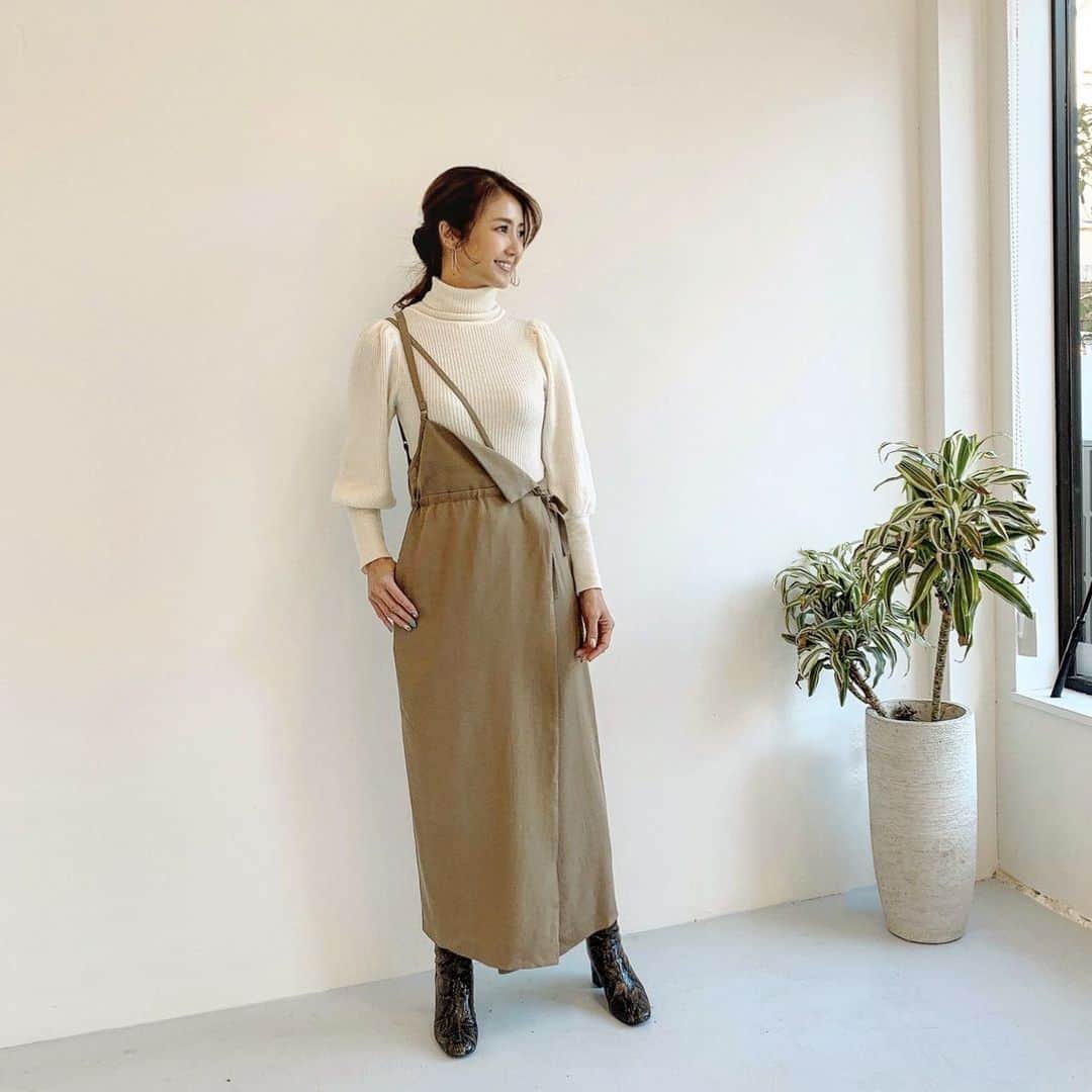 川島幸美さんのインスタグラム写真 - (川島幸美Instagram)「オーガニックコットンリブのセットアップはおかげさまで完売となりました。 ありがとうございます❤️🙏❤️  こちらは人気のジャンスカ❗️ 肩紐をワンショルダーにしたり、普通に左右かけたり アレンジできます😌 植物の茎のセルロースからできたテンセル素材を 使っているのでドレープ性に優れ、 インナーを変化させると一年中着れます✨✨  セールを出来るだけせずに、 持続可能な再生できる素材で、 一年通して着れるお洋服をデザインしています😊  それがゴミを出さないことにも繋がる一歩ですね✨✨」2月1日 17時54分 - yukimikawashima