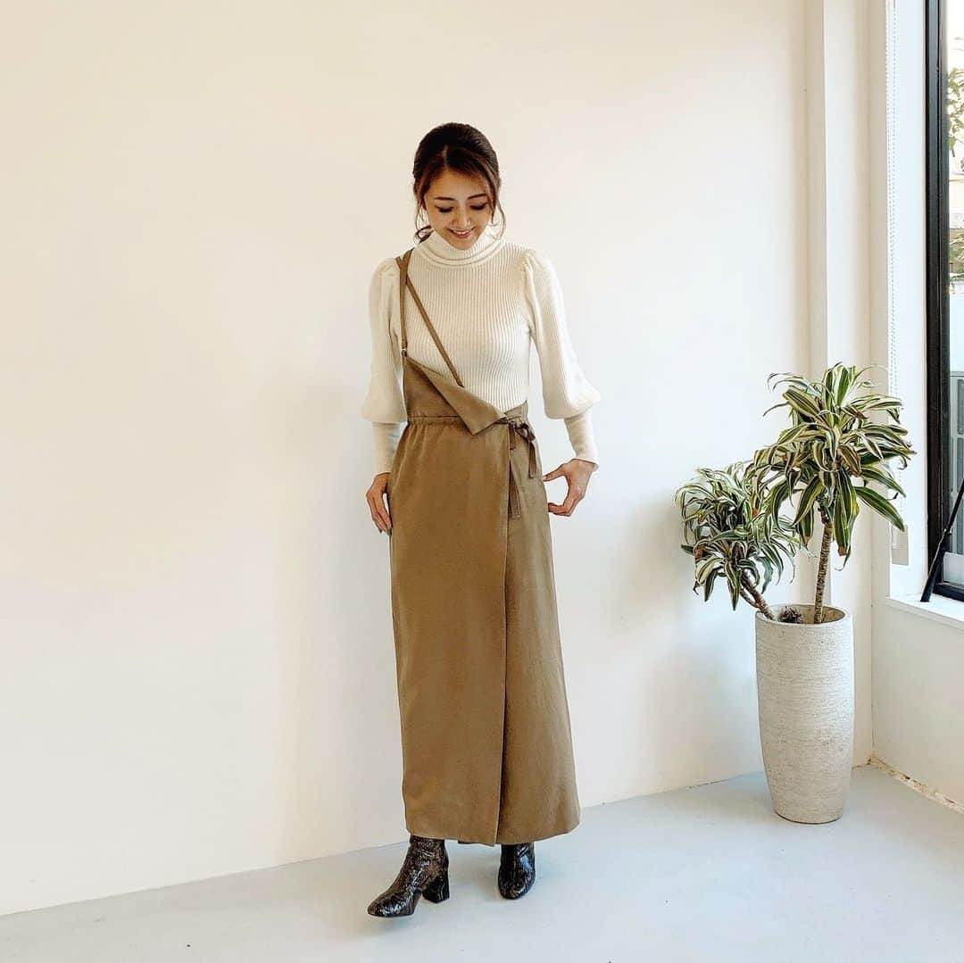 川島幸美さんのインスタグラム写真 - (川島幸美Instagram)「オーガニックコットンリブのセットアップはおかげさまで完売となりました。 ありがとうございます❤️🙏❤️  こちらは人気のジャンスカ❗️ 肩紐をワンショルダーにしたり、普通に左右かけたり アレンジできます😌 植物の茎のセルロースからできたテンセル素材を 使っているのでドレープ性に優れ、 インナーを変化させると一年中着れます✨✨  セールを出来るだけせずに、 持続可能な再生できる素材で、 一年通して着れるお洋服をデザインしています😊  それがゴミを出さないことにも繋がる一歩ですね✨✨」2月1日 17時54分 - yukimikawashima