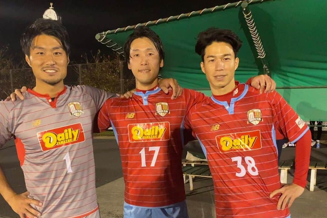 幸野志有人さんのインスタグラム写真 - (幸野志有人Instagram)「ずっとサッカーの方の投稿がありませんでしたが、去年の11月くらいから昨日まで千葉県1部リーグに昇格した市川SCでサッカーをさせてもらっていました！ どんな環境でもサッカーは楽しくて、公式戦にも出させてもらって、改めて試合の楽しさを感じさせてもらうことができたし、チームのみんなも初日から温かく迎えてくれて、また素晴らしい仲間がたくさん増えました。 海外でプレーしたいなって気持ちが強くあるので、今は海外のチームを探しながら関東2部リーグに昇格した南葛SCの練習に参加させてもらってます！ この先どうなるかはわかりませんが、毎日やりたいこと、やるべきことがたくさんあって充実した毎日を過ごせています！ これからも色んなことに挑戦しながら、こうやって助けてくれる人たちへの感謝を忘れずサッカーをしていきたいと思ってるので応援よろしくお願いします🙇🏻‍♂️ #幸野志有人 #市川SCのみんなありがとう #4枚目はJFAアカデミーの同級生二人」2月1日 17時54分 - shoot_kohno