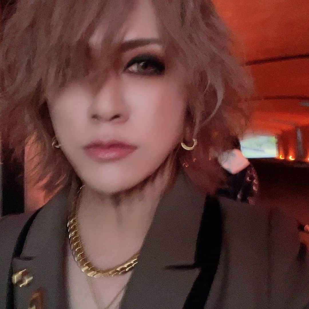 のインスタグラム：「みんな誕生日のメッセージありがとう！  くれる言葉の一つ一つをまた1年頑張ろうという力に変えさせてもらい、この間も話しましたがまた1年駆け抜けます🦉🔥  歳を重ねる度に、誕生日に特別な何かを求める事は自然と薄れていって、日々変わりなく音楽や自分が手掛ける物作りに対して真摯に、そして心から楽しめる環境を築けたら、それが自分にとっては何よりも価値があり、幸せな事なんだと思います。  それを応援してくれる皆んなに祝ってもらえる今日という日を噛み締めて。  改めて全てに感謝したい日。  一緒にこれからも歳を重ねていきましょう🔥  写真はMV撮影の時ちょこちょこ撮り溜めたものたち🕊サングラスはMVで付けたくてNILで作ったもの。  今自分を彩る全てがこうして繋がって僕が存在してます。  本当にどうもありがとう。  #thegazette #ruki #0201 #thanks」