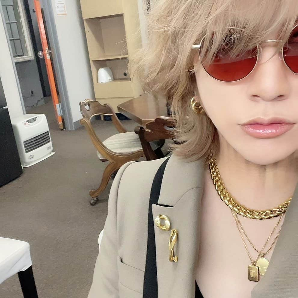 RUKI さんのインスタグラム写真 - (RUKI Instagram)「みんな誕生日のメッセージありがとう！  くれる言葉の一つ一つをまた1年頑張ろうという力に変えさせてもらい、この間も話しましたがまた1年駆け抜けます🦉🔥  歳を重ねる度に、誕生日に特別な何かを求める事は自然と薄れていって、日々変わりなく音楽や自分が手掛ける物作りに対して真摯に、そして心から楽しめる環境を築けたら、それが自分にとっては何よりも価値があり、幸せな事なんだと思います。  それを応援してくれる皆んなに祝ってもらえる今日という日を噛み締めて。  改めて全てに感謝したい日。  一緒にこれからも歳を重ねていきましょう🔥  写真はMV撮影の時ちょこちょこ撮り溜めたものたち🕊サングラスはMVで付けたくてNILで作ったもの。  今自分を彩る全てがこうして繋がって僕が存在してます。  本当にどうもありがとう。  #thegazette #ruki #0201 #thanks」2月1日 17時55分 - ruki_nilduenilun