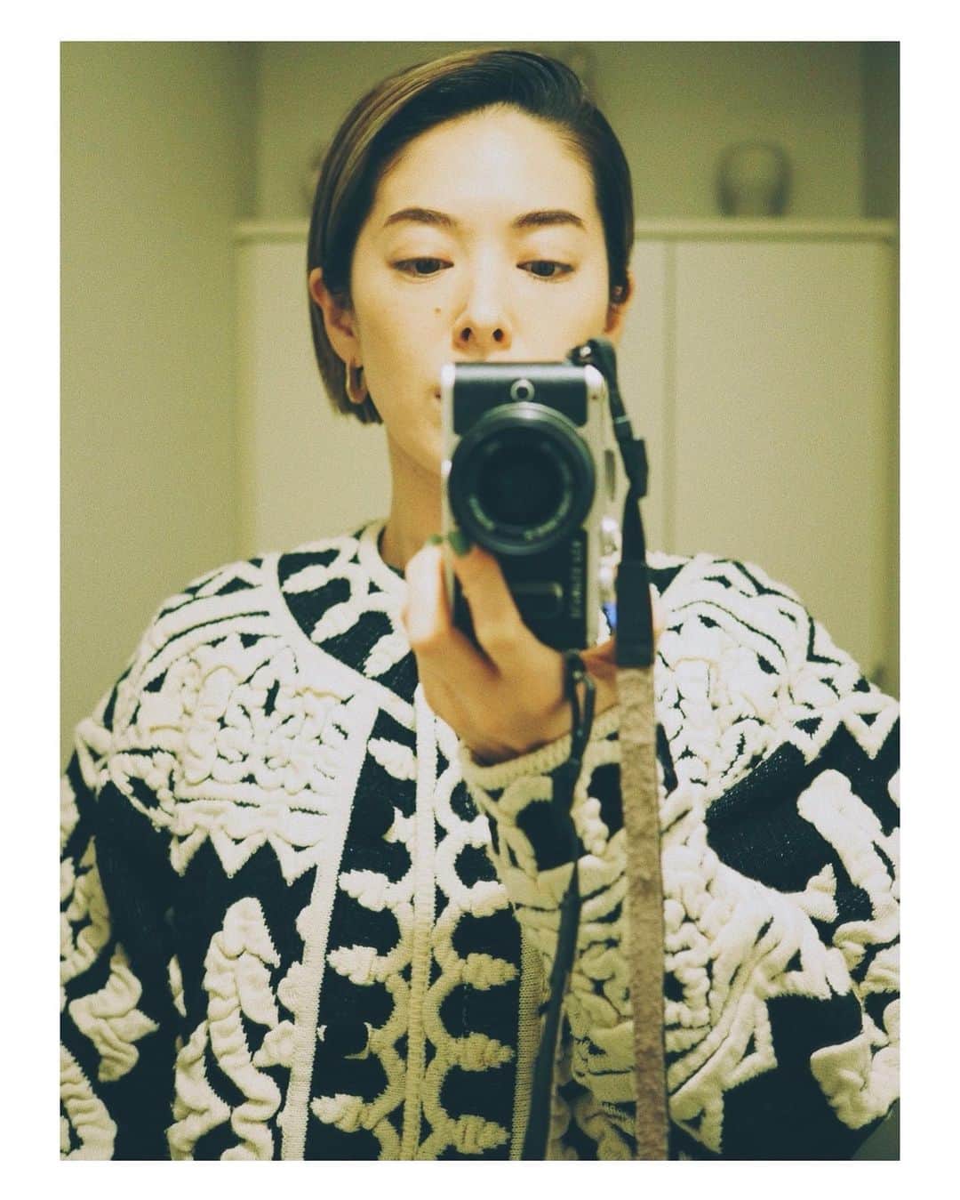 のインスタグラム：「🖤🤍🖤🤍🖤  古着屋で見つけたニット。 ざっくりサイズで、 モノトーンで使える。  派手が好きなわけではない🤚🏻 柄が好きなだけ。  vintage knit」