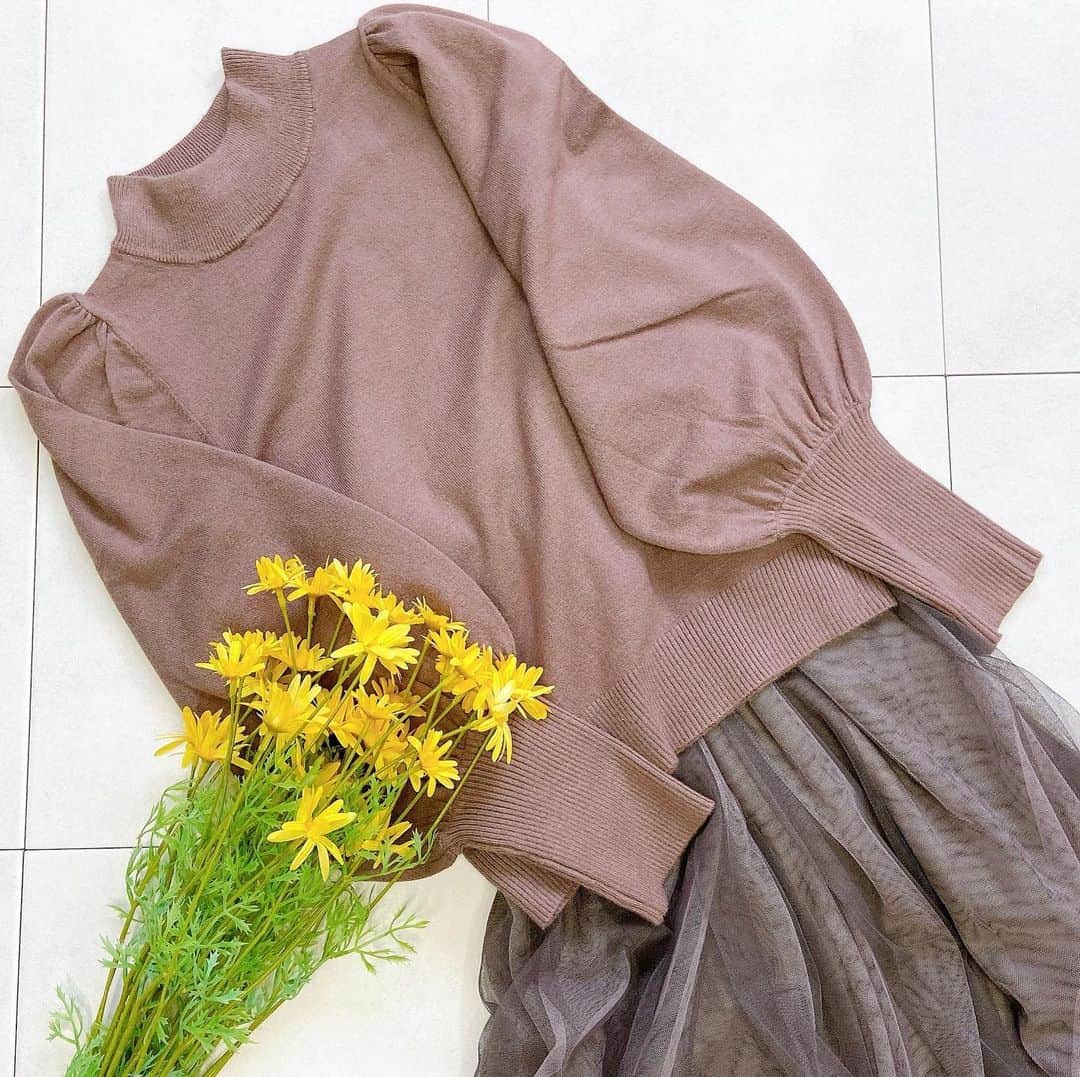 ITS'DEMOさんのインスタグラム写真 - (ITS'DEMOInstagram)「. ハイネックニットとチュールスカートのセットアイテム🎶 ニットはバルーンスリーブで 袖口や裾は幅のあるリブの切り替えと細かいデザインにもこだわっています。 スカートはふんわり繊細なチュールスカートで お得なアイテム💛  ハイネックニット+チュールスカート ¥5,489(税込) . . . #ITSDEMO #イッツデモ #イッツデモコーデ #fashion #セットアイテム #チュールスカート #ニットスタイル #リラックスコーデ #オフィスカジュアル #春ファッション #春コーデ」2月1日 17時52分 - itsdemo_official