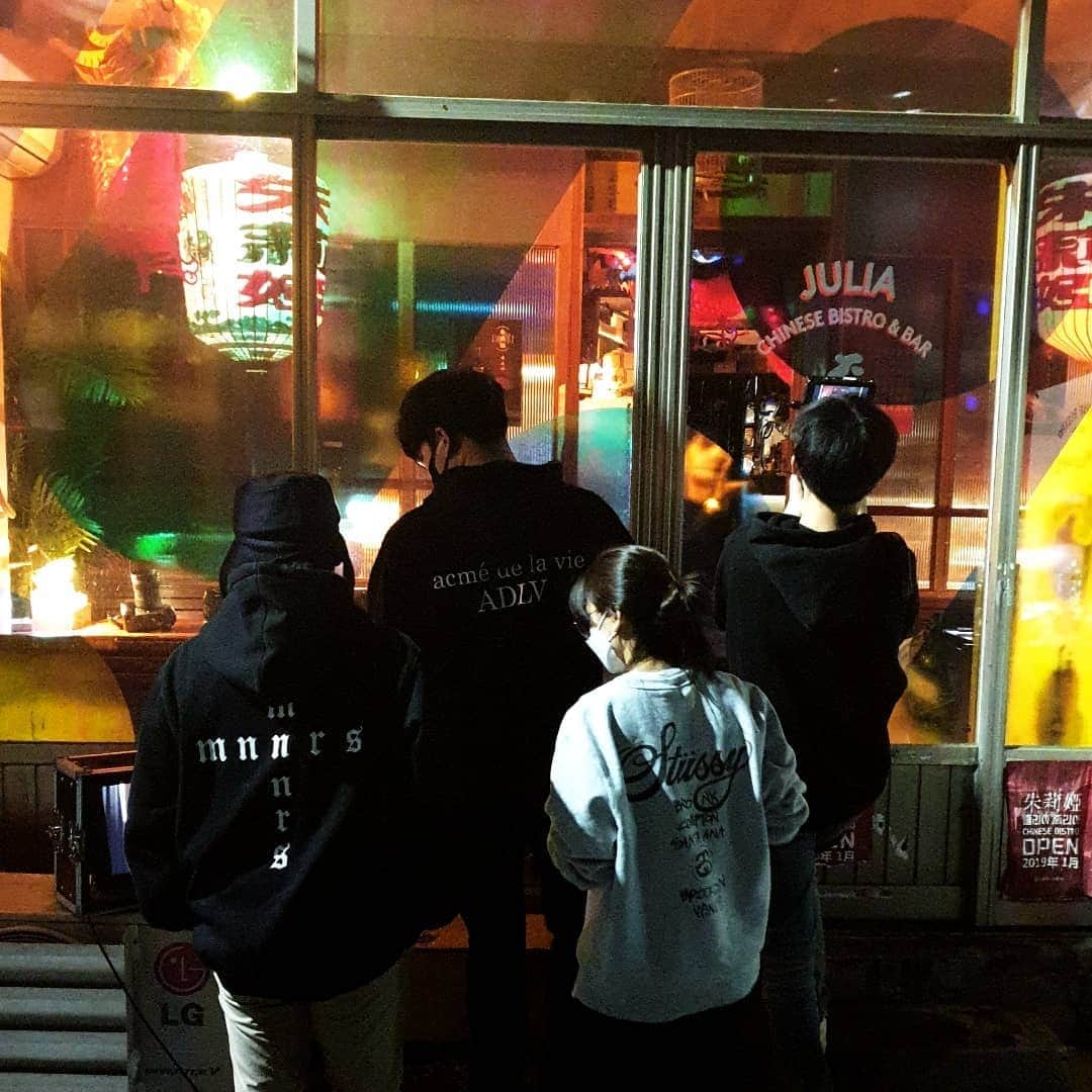 チョンギゴさんのインスタグラム写真 - (チョンギゴInstagram)「안녕하세요 정기고의 몰아쓰는 일기 일기고 입니다. 얼마전에 몰아서 일기처럼 피드를 올려보니까 옛날 블로그 쓰던 기억도 나고 좋드라구여.   얼마전에 나온 저의 신곡 "Gravity" 잘 듣고 있나요? 많은 분들의 평가 중에 으른스럽다, 으른곡이다 하는 말씀이 많던데 저도 어느덧 어엿한 으른으로 인정 받는 것 같아 좋습니다. 많이 들어주세요. #junggigo_gravity   "Gravity" 의 뮤직비디오는 네가티브 (@_negativ_negativ) 심형준 감독님이 찍어주셨는데 작년 발표했던 제 노래 "Warm" 의 뮤직비디오 감독님이세요. 유튜브에서 뮤직비디오 풀 영상을 꼭 감상 하시길 추천드립니다. 열연을 펼쳐주신 승비 (@hi_seung_b)배우님! 그리고 잠깐의 출연을 위해 와 준 수항 (@shinsoo0825) 배우님 모두 감사합니다!   SEL (@sel.records)의 아티스트 찬현 (@chanofficial1234) 의 데뷔곡 ANYMORE 뮤직비디오를 얼마전에 촬영했습니다! SEL의 아트디렉터이자 CCO, 저의 동반자 콜리오 김세희 (@korlio) 감독이 맡았습니다. 세희 아시죠? 긴말하지 않겠습니다. 기대하셔도 좋습니다.   곧 찬현이의 ANYMORE 뮤직비디오 공개와 함께 바로 두번째 싱글도 나오니까 기대해주세요.  #일기고」2月1日 17時52分 - junggigo