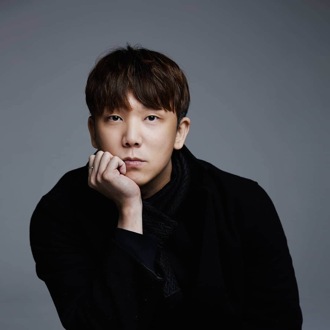 チョンギゴさんのインスタグラム写真 - (チョンギゴInstagram)「안녕하세요 정기고의 몰아쓰는 일기 일기고 입니다. 얼마전에 몰아서 일기처럼 피드를 올려보니까 옛날 블로그 쓰던 기억도 나고 좋드라구여.   얼마전에 나온 저의 신곡 "Gravity" 잘 듣고 있나요? 많은 분들의 평가 중에 으른스럽다, 으른곡이다 하는 말씀이 많던데 저도 어느덧 어엿한 으른으로 인정 받는 것 같아 좋습니다. 많이 들어주세요. #junggigo_gravity   "Gravity" 의 뮤직비디오는 네가티브 (@_negativ_negativ) 심형준 감독님이 찍어주셨는데 작년 발표했던 제 노래 "Warm" 의 뮤직비디오 감독님이세요. 유튜브에서 뮤직비디오 풀 영상을 꼭 감상 하시길 추천드립니다. 열연을 펼쳐주신 승비 (@hi_seung_b)배우님! 그리고 잠깐의 출연을 위해 와 준 수항 (@shinsoo0825) 배우님 모두 감사합니다!   SEL (@sel.records)의 아티스트 찬현 (@chanofficial1234) 의 데뷔곡 ANYMORE 뮤직비디오를 얼마전에 촬영했습니다! SEL의 아트디렉터이자 CCO, 저의 동반자 콜리오 김세희 (@korlio) 감독이 맡았습니다. 세희 아시죠? 긴말하지 않겠습니다. 기대하셔도 좋습니다.   곧 찬현이의 ANYMORE 뮤직비디오 공개와 함께 바로 두번째 싱글도 나오니까 기대해주세요.  #일기고」2月1日 17時52分 - junggigo