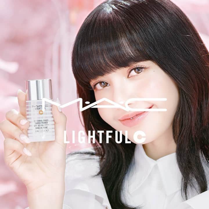 M∙A∙C Cosmetics Japanのインスタグラム：「LISA @lalalalisa_m の内側から輝く肌の秘訣は、ライトフル C+ ティンティッド プライマー SPF 45 。 ㅤ 2層タイプのみずみずしいテクスチャーが肌にぴたっと密着し、肌悩みをカバーしながらトーンアップ。コーラルグラスエキス (サンゴソウ：アッケシソウエキス)が肌を保湿し、ハリとなめらかさのある肌へと整え、いつでもフレッシュな印象に🤳  ㅤ 詳細は➡ https://bit.ly/2MqfgrS をチェック！  #MACLIGHTFULC #MACLOVESLISA  ㅤ 【使用製品】 ・ライトフル C+ ティンティッド プライマー SPF 45 ・ライトフル C+ ナチュラリー フローレス SPF 35 ファンデーション ・ライトフル C+ SPF 30 ファンデーション ・グロー プレイ ブラッシュ / グランド ・エクストラ ディメンション スキンフィニッシュ / ショーゴールド ・# 135S ラージ フラット パウダー ブラシ ・パウダーキス アイシャドウ / ストライク ア ポーズ ・ブラシストローク ライナー / ブラシブラウン ・リップスティック / シーシアー」