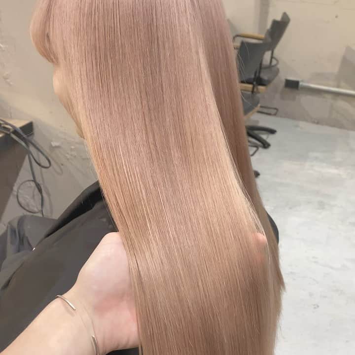 Beleza_official_instagramのインスタグラム：「ホワイトベージュにちょっぴりピンク☺︎ . ブリーチ3回〜 . 根元　　クリア:CB9  １：１  毛先　　クリア:CB9  ３：１  #アルティスト #ULTIST #プリミエンス #資生堂カラー #資生堂プロフェッショナル」